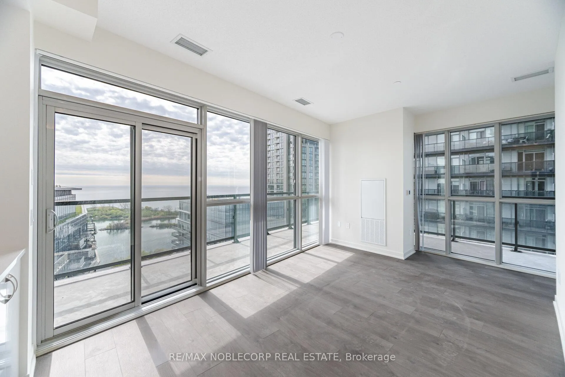 Photo 11 of Unit 2105, 38 Annie Craig Drive, Etobicoke, Mimico — HOMEH