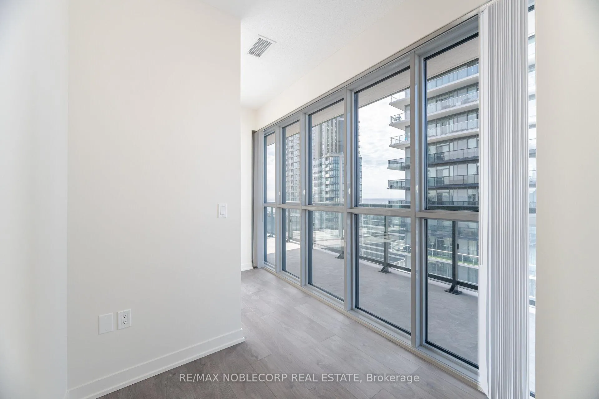 Photo 15 of Unit 2105, 38 Annie Craig Drive, Etobicoke, Mimico — HOMEH