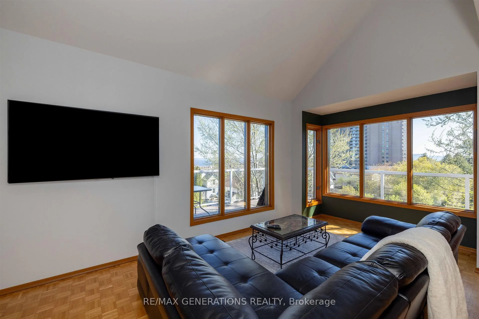 Photo 2 of 401 Hebert Street, Thunder Bay, College Heights — HOMEH