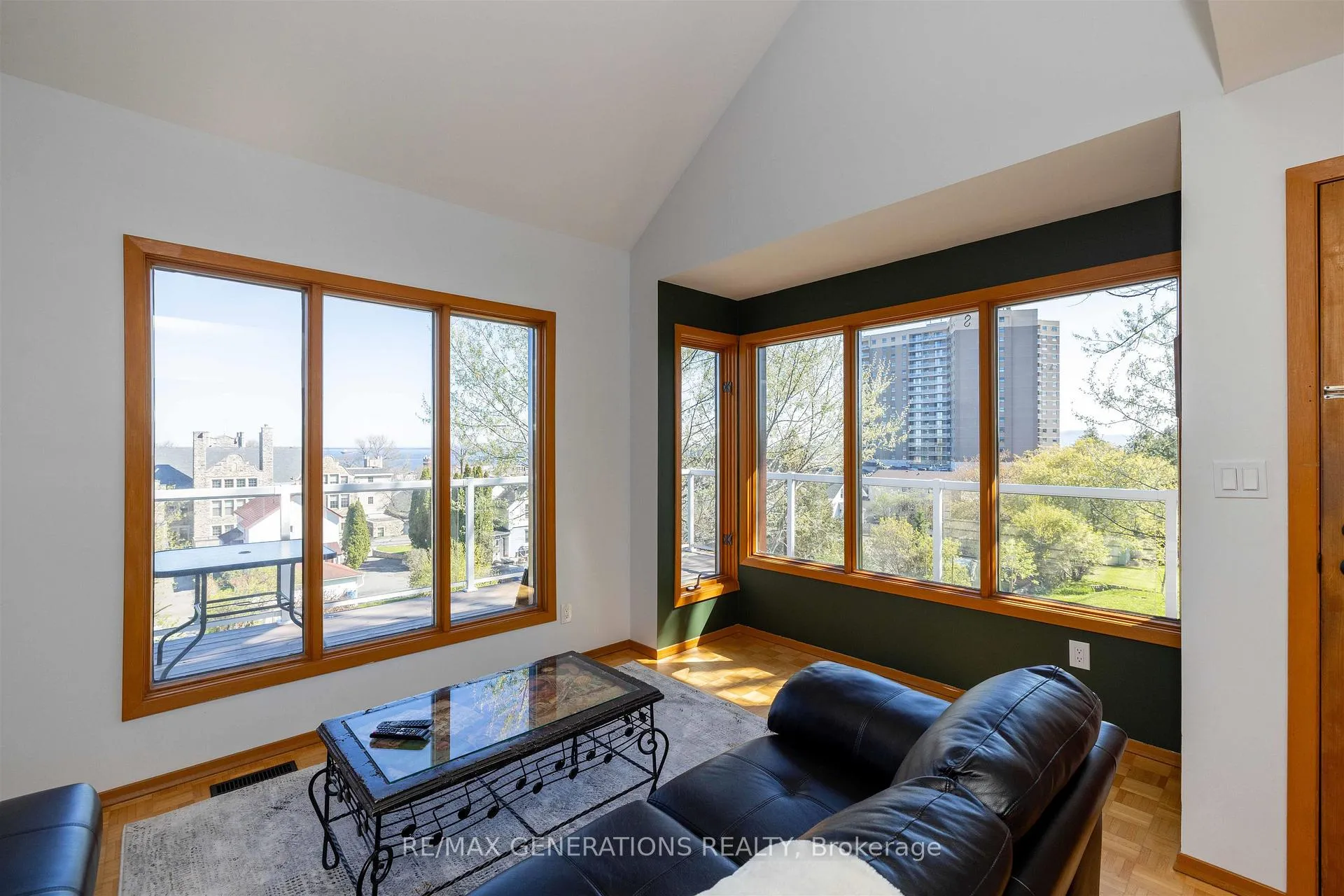 Photo 3 of 401 Hebert Street, Thunder Bay, College Heights — HOMEH