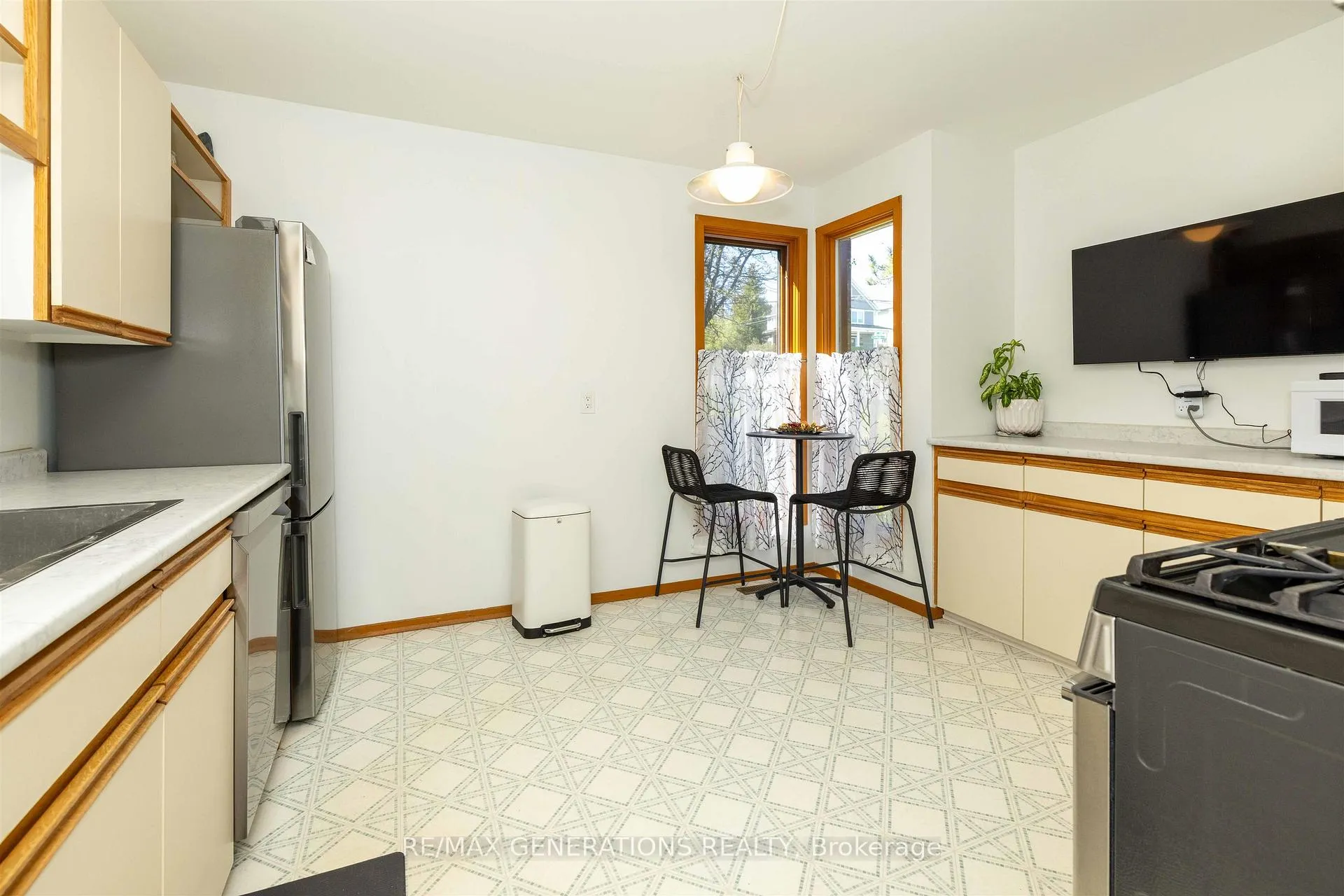 Photo 9 of 401 Hebert Street, Thunder Bay, College Heights — HOMEH