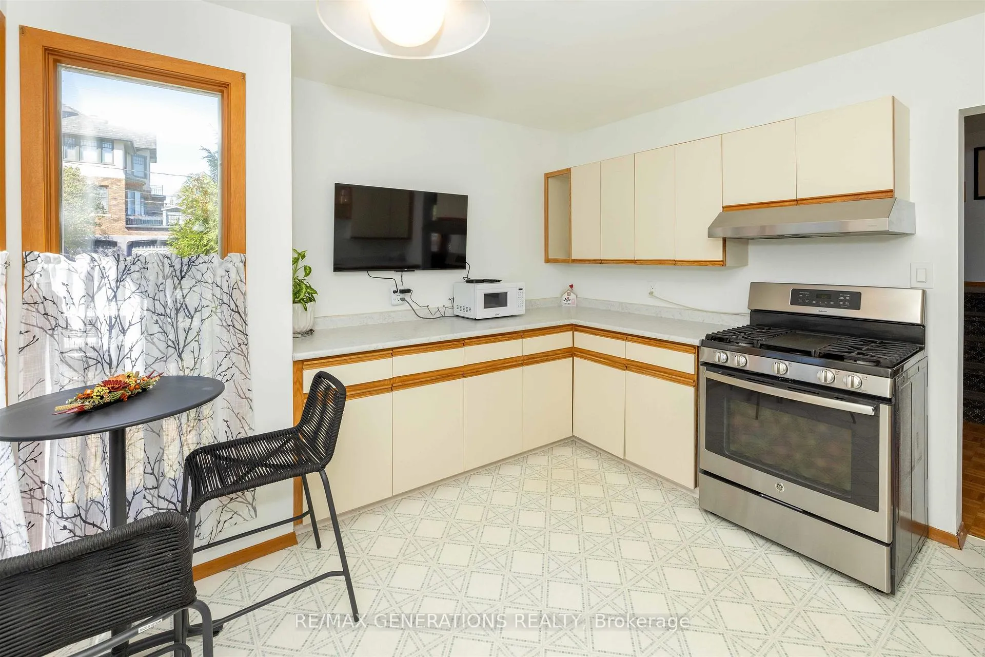 Photo 10 of 401 Hebert Street, Thunder Bay, College Heights — HOMEH