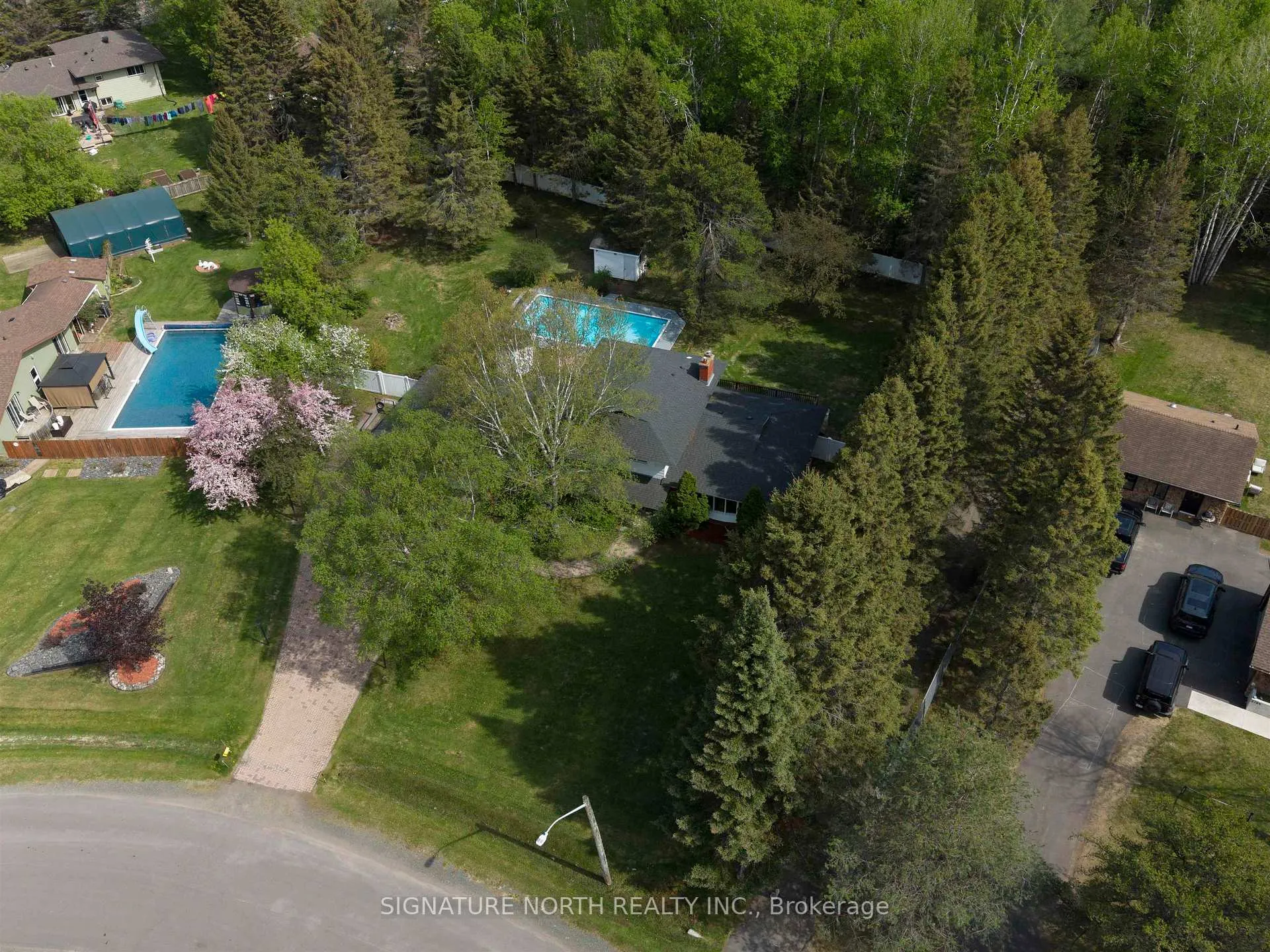 Photo 4 of 2108 Freeman Drive, Thunder Bay, Rosslyn Road — HOMEH