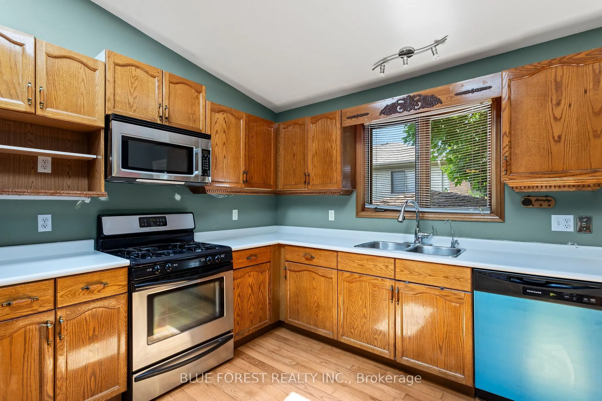 Photo 15 of 30 Gerald Crescent, London, South J — HOMEH