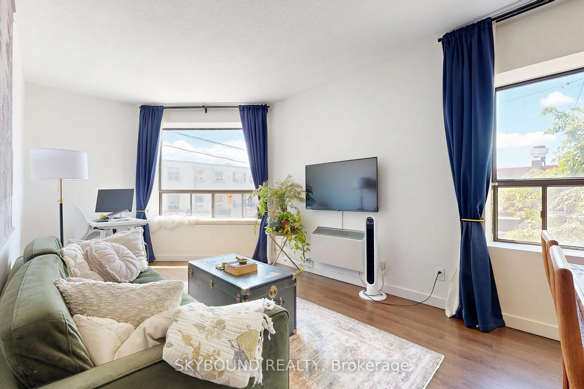 Photo 4 of Unit B, 2104 Queen Street, Toronto, The Beaches — HOMEH