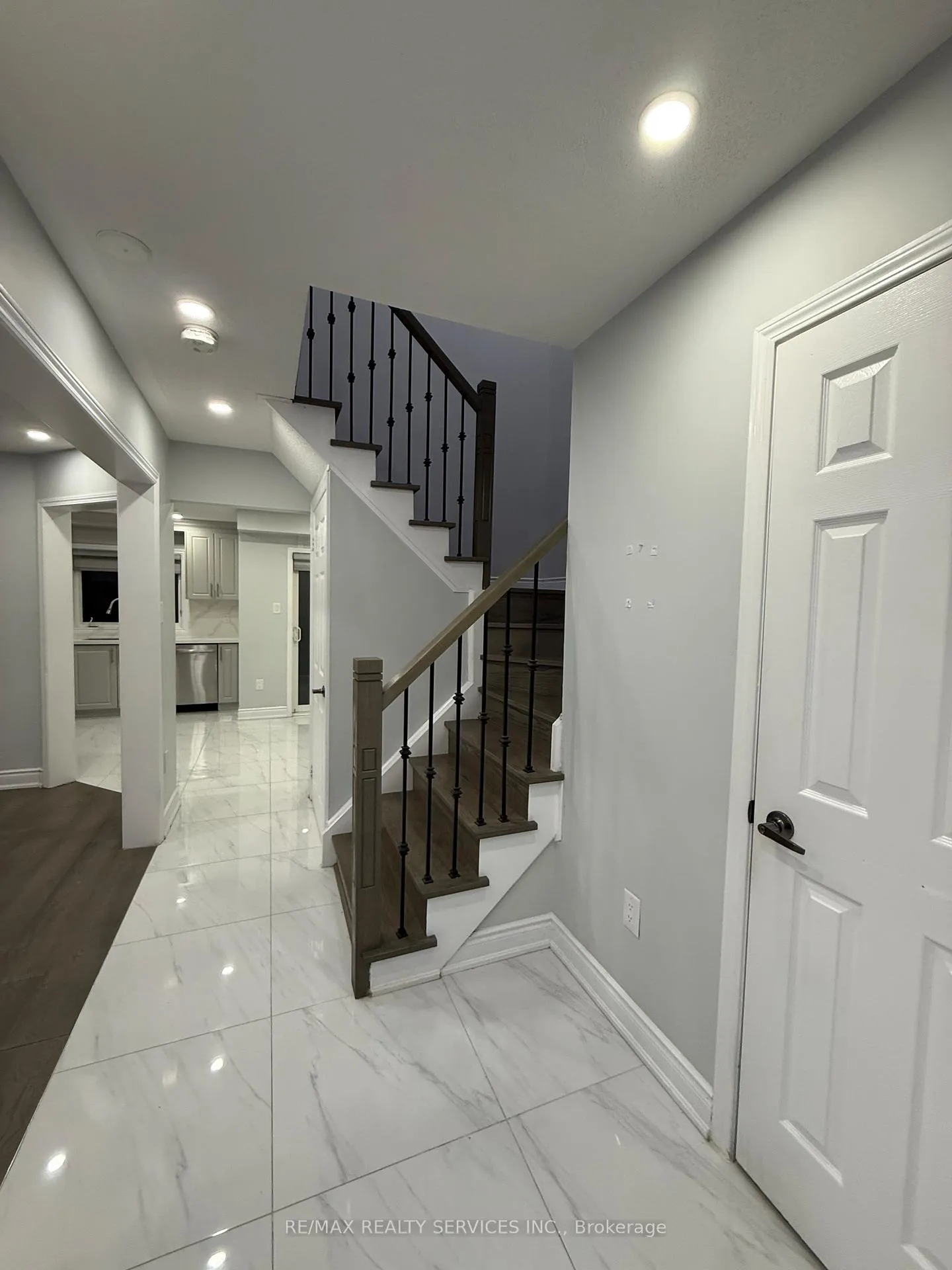 Photo 5 of 60 Culture Crescent, Brampton, Fletcher's Creek Village — HOMEH