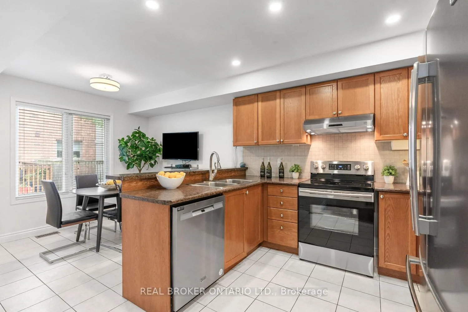 Photo 10 of Unit 7, 25 West Deane Park Drive, Etobicoke, Eringate-Centennial-West Deane — HOMEH