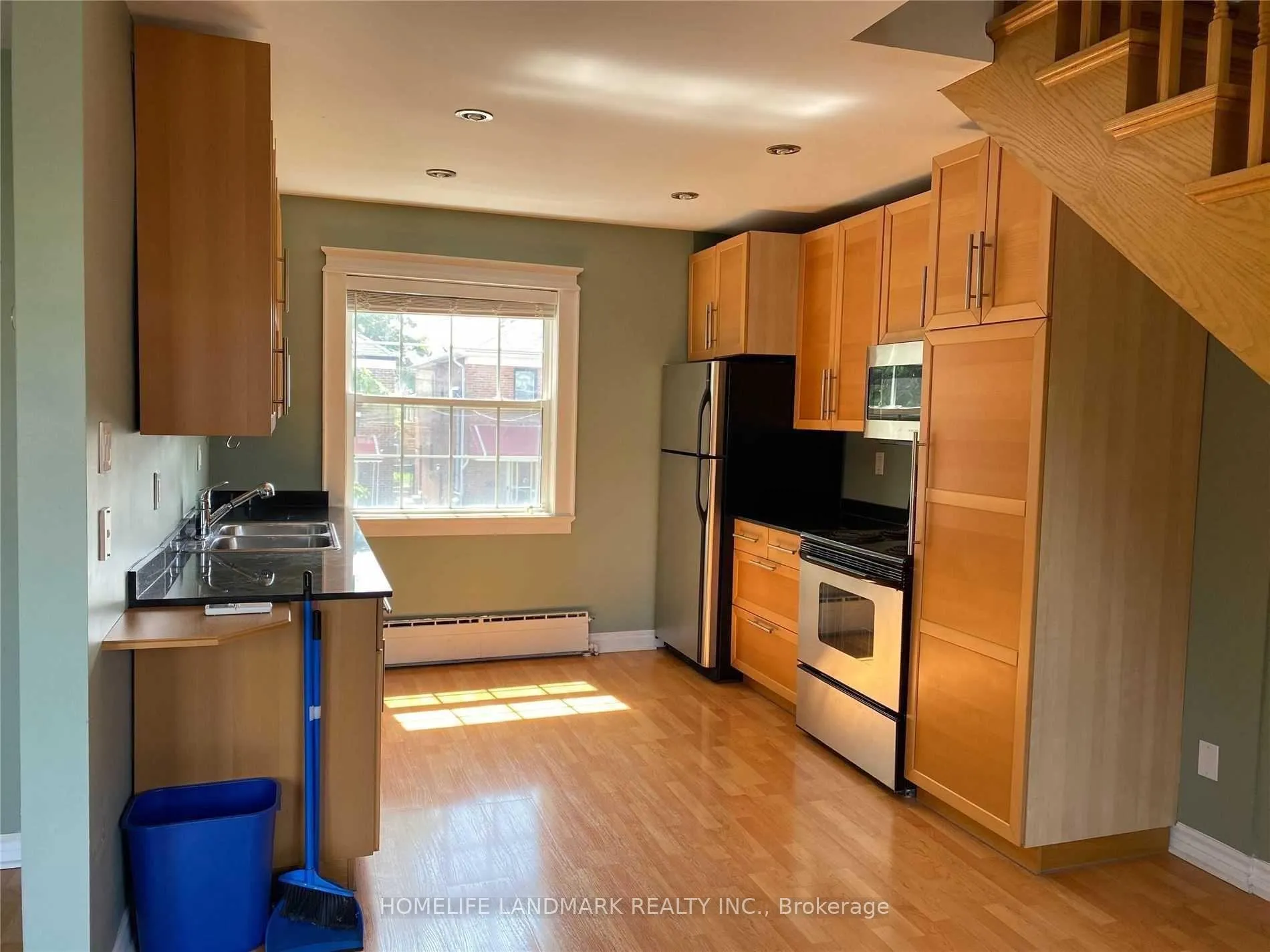Photo 3 of Unit Upper, 4 Sully Crescent, Toronto, Trinity-Bellwoods — HOMEH