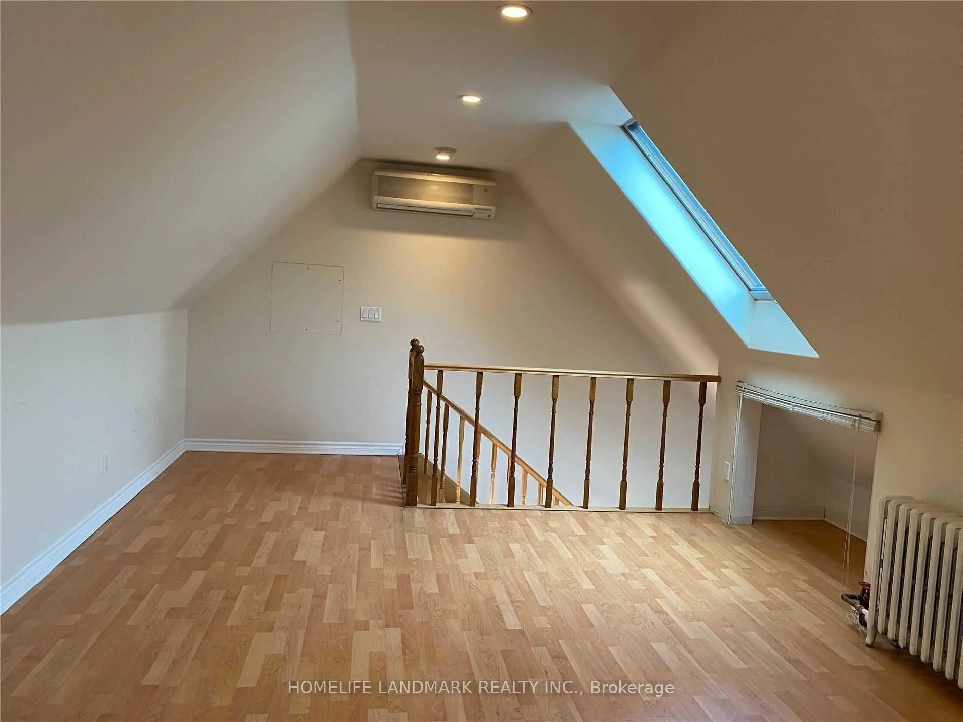 Photo 9 of Unit Upper, 4 Sully Crescent, Toronto, Trinity-Bellwoods — HOMEH