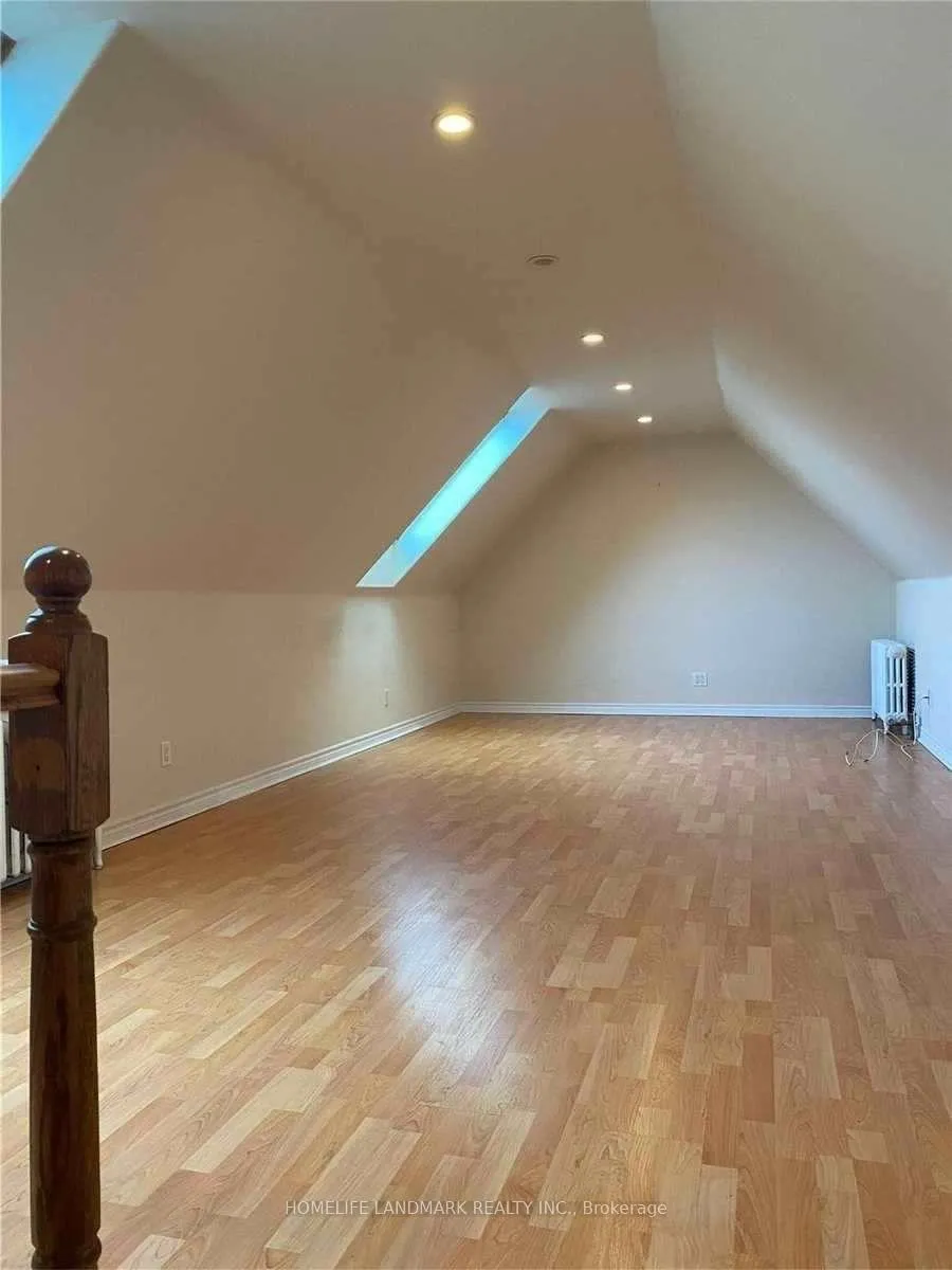 Photo 10 of Unit Upper, 4 Sully Crescent, Toronto, Trinity-Bellwoods — HOMEH