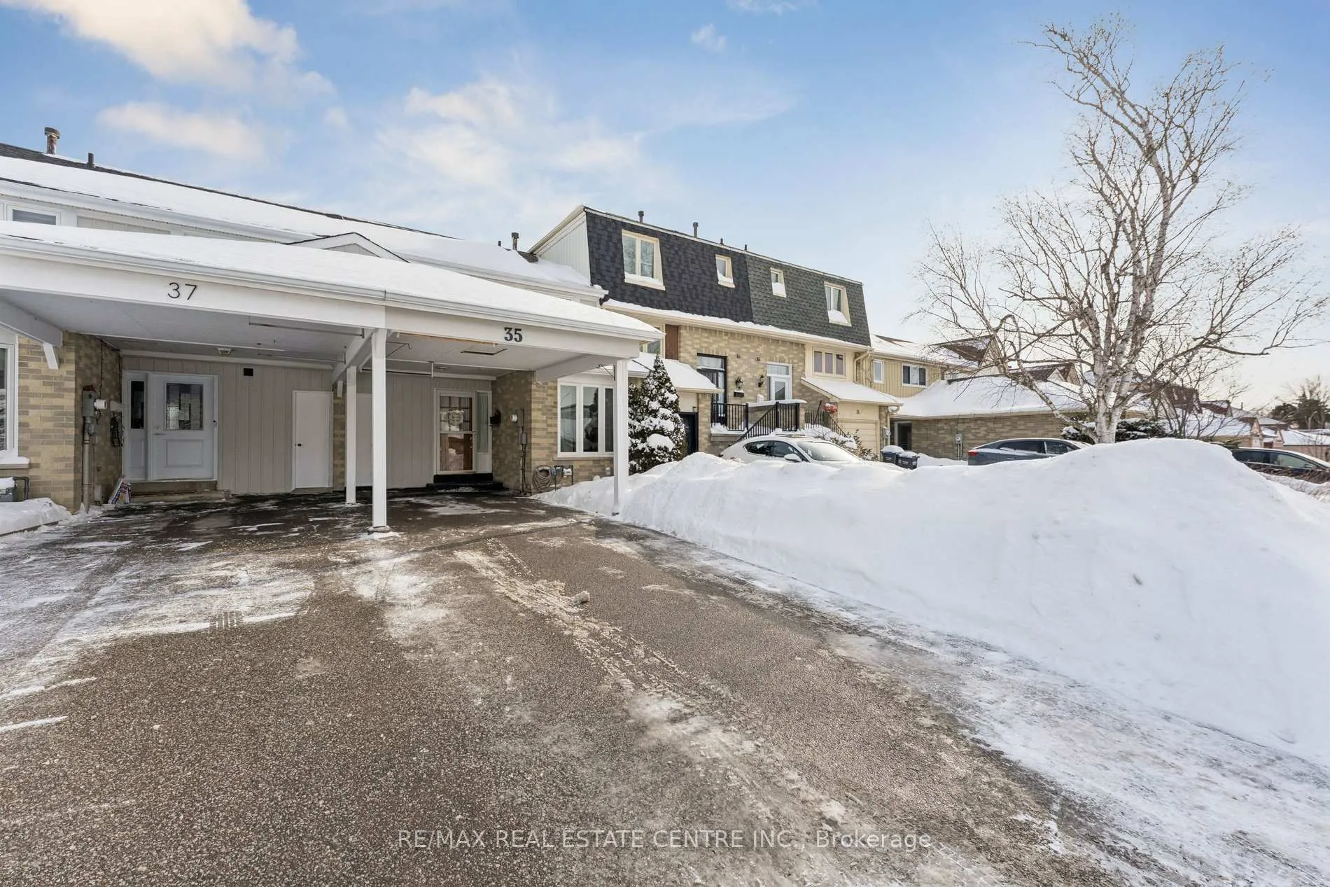 Photo 2 of 35 Primrose Crescent, Brampton, Heart Lake West — HOMEH
