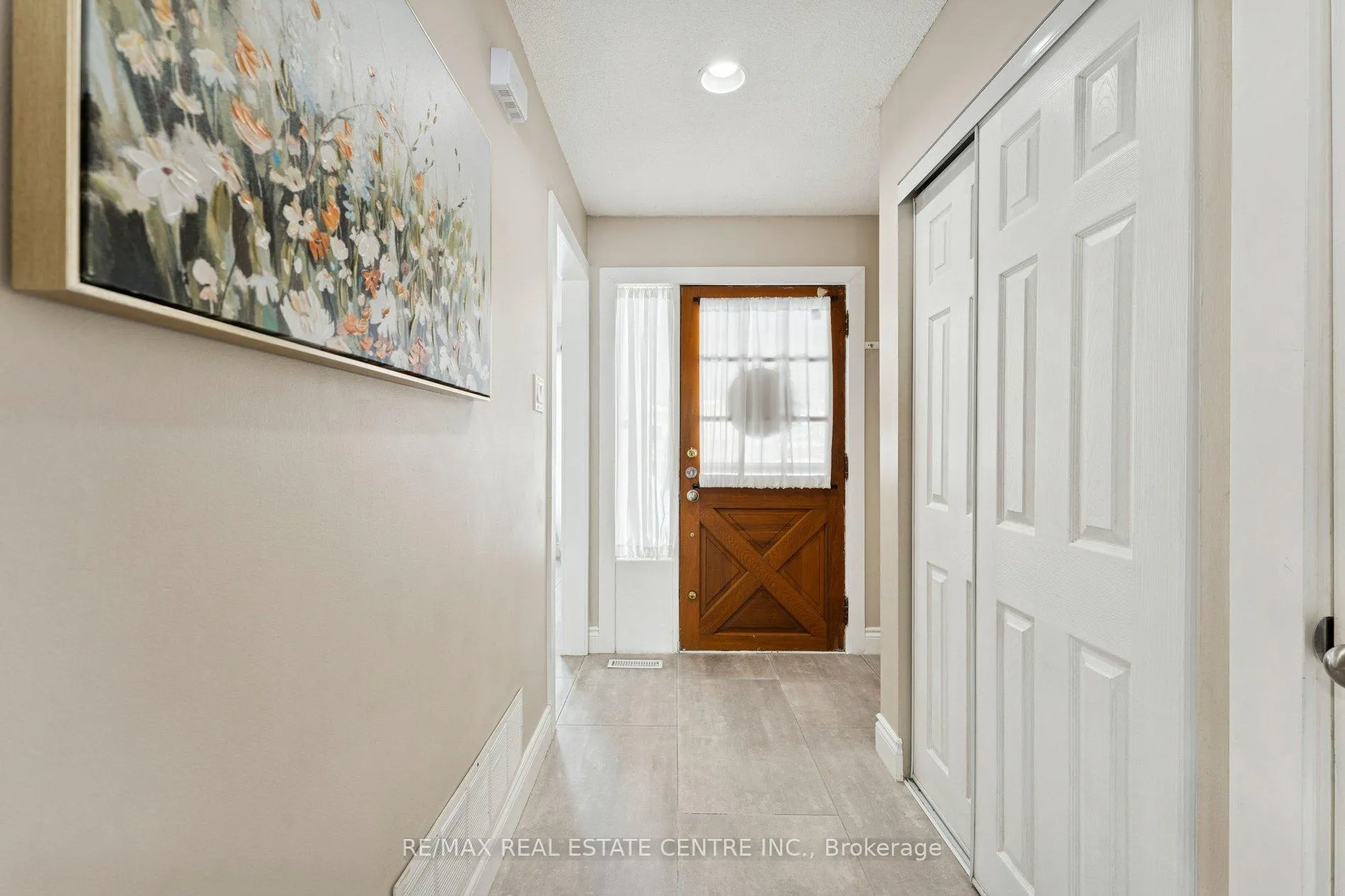 Photo 5 of 35 Primrose Crescent, Brampton, Heart Lake West — HOMEH