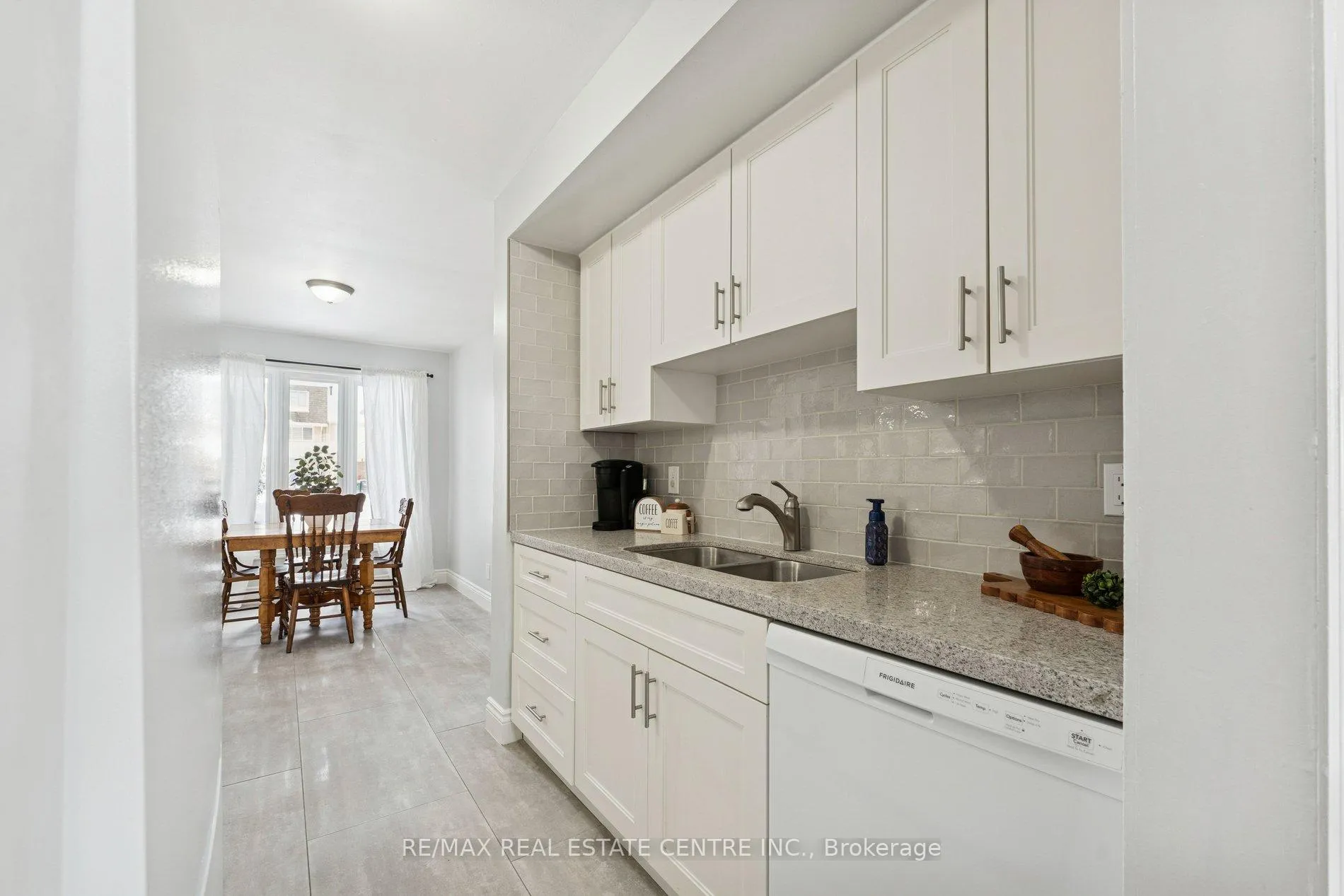 Photo 16 of 35 Primrose Crescent, Brampton, Heart Lake West — HOMEH