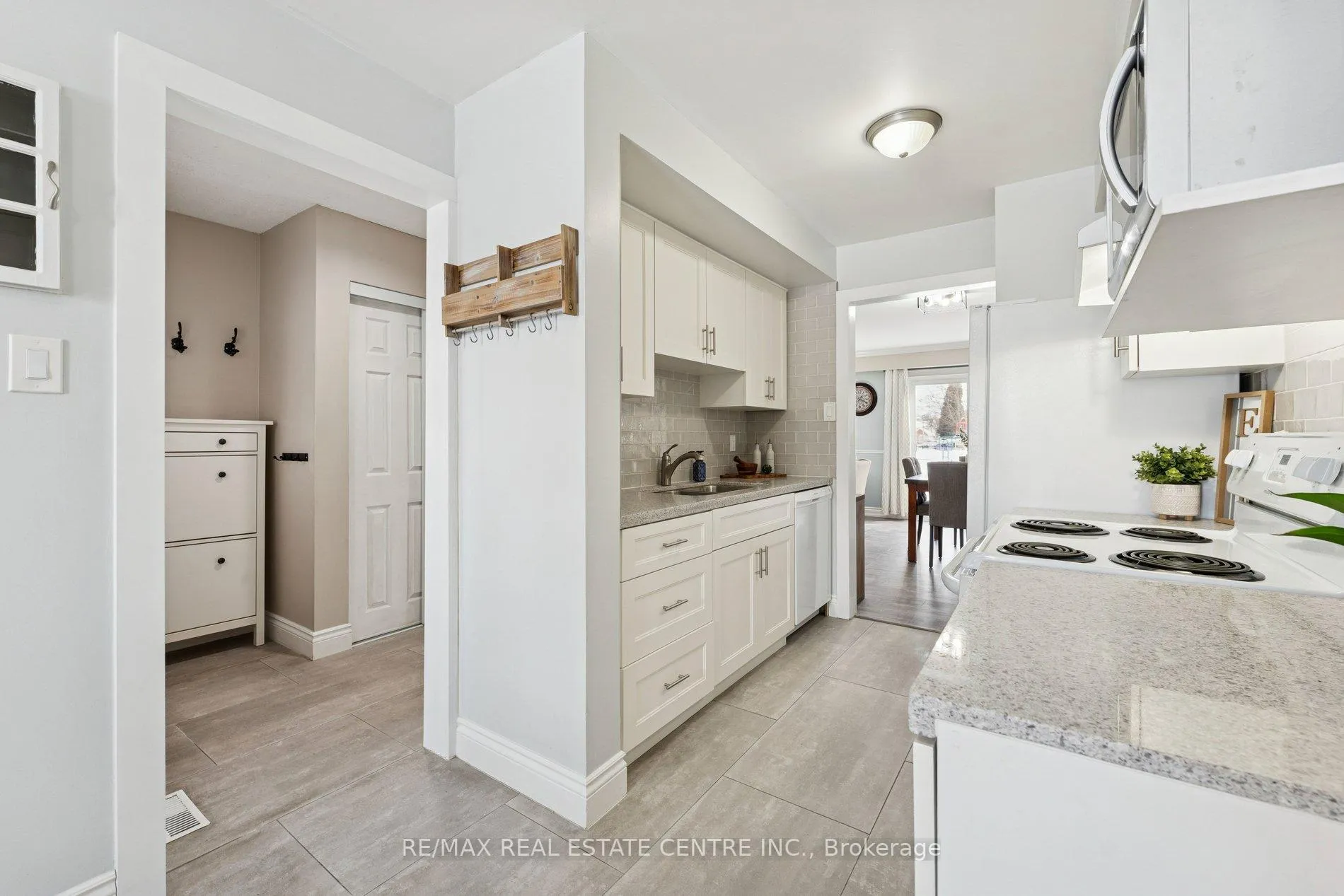 Photo 18 of 35 Primrose Crescent, Brampton, Heart Lake West — HOMEH