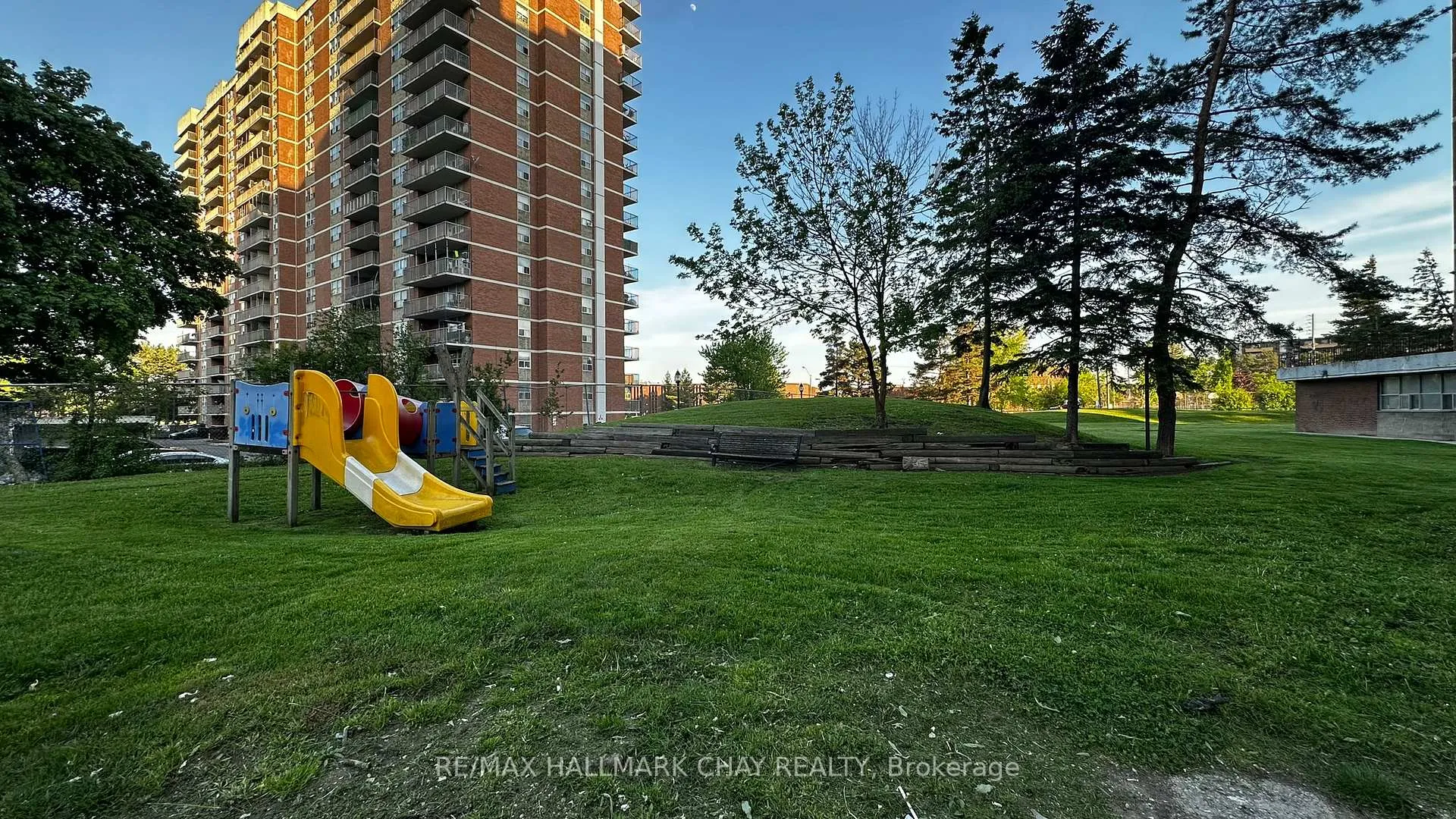 Photo 3 of Unit 905, 2645 Kipling Avenue, Etobicoke, Mount Olive-Silverstone-Jamestown — HOMEH