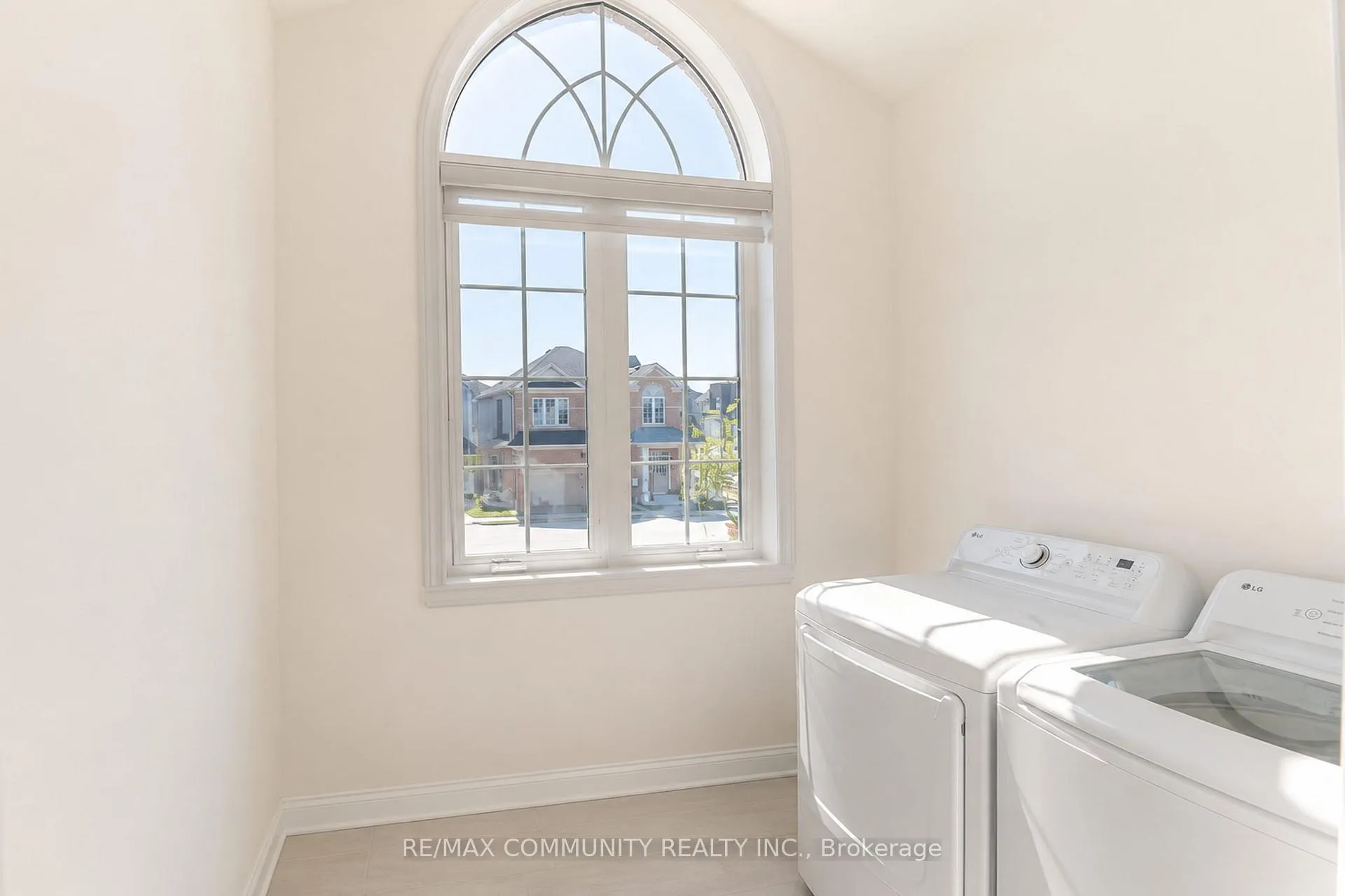 Photo 12 of 44 Bannister Road, Barrie, Rural Barrie Southeast — HOMEH