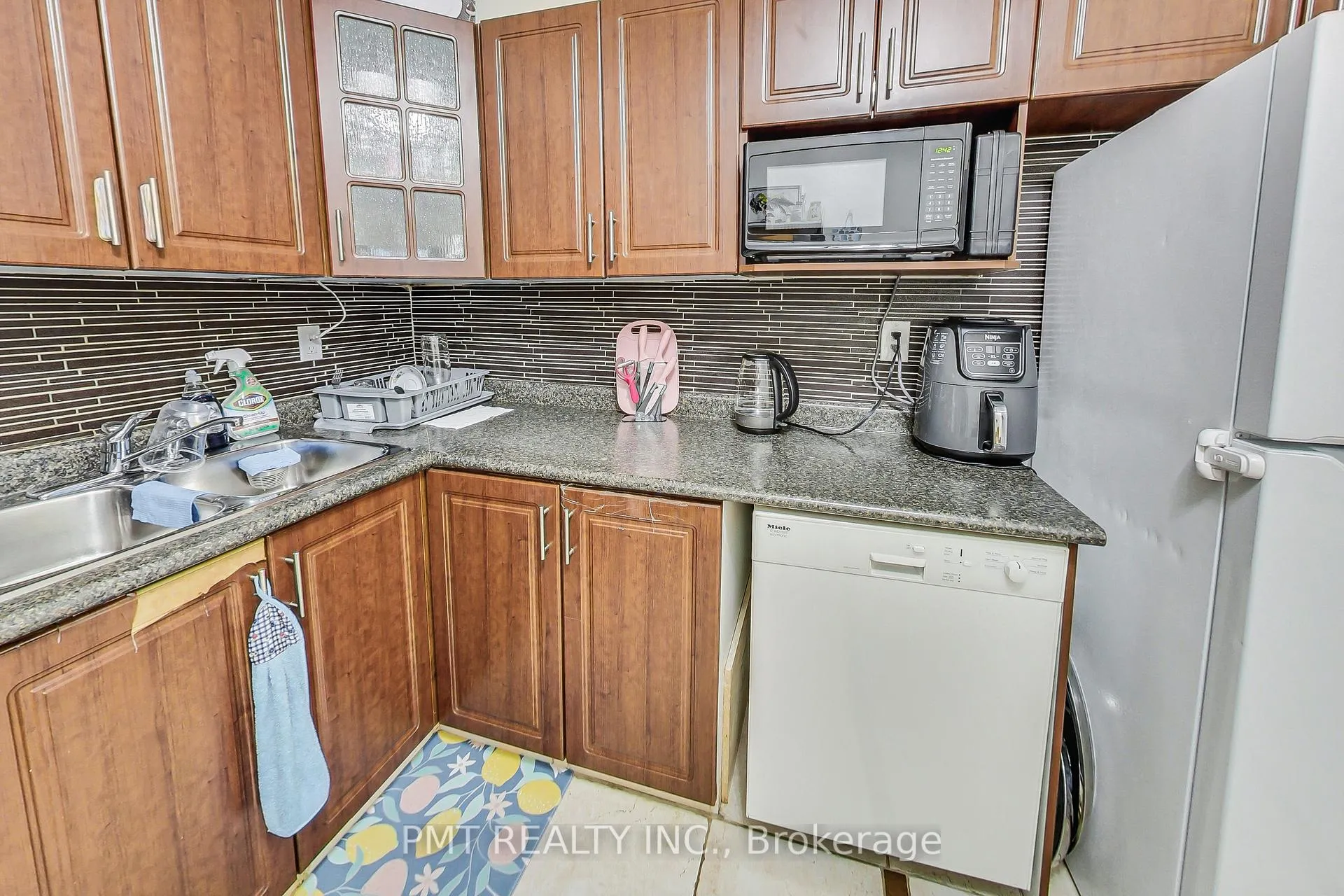 Photo 12 of Unit 1105, 2323 Confederation Parkway, Mississauga, Cooksville — HOMEH