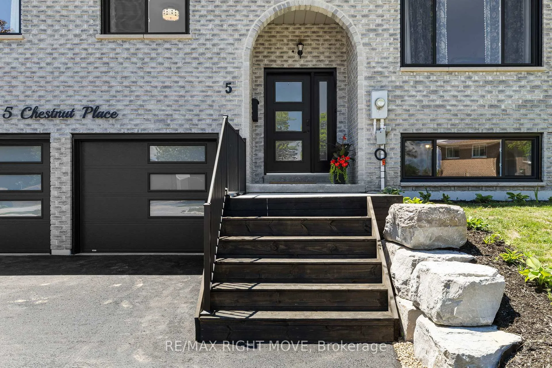 Photo 2 of 5 Chestnut Place, Orillia — HOMEH