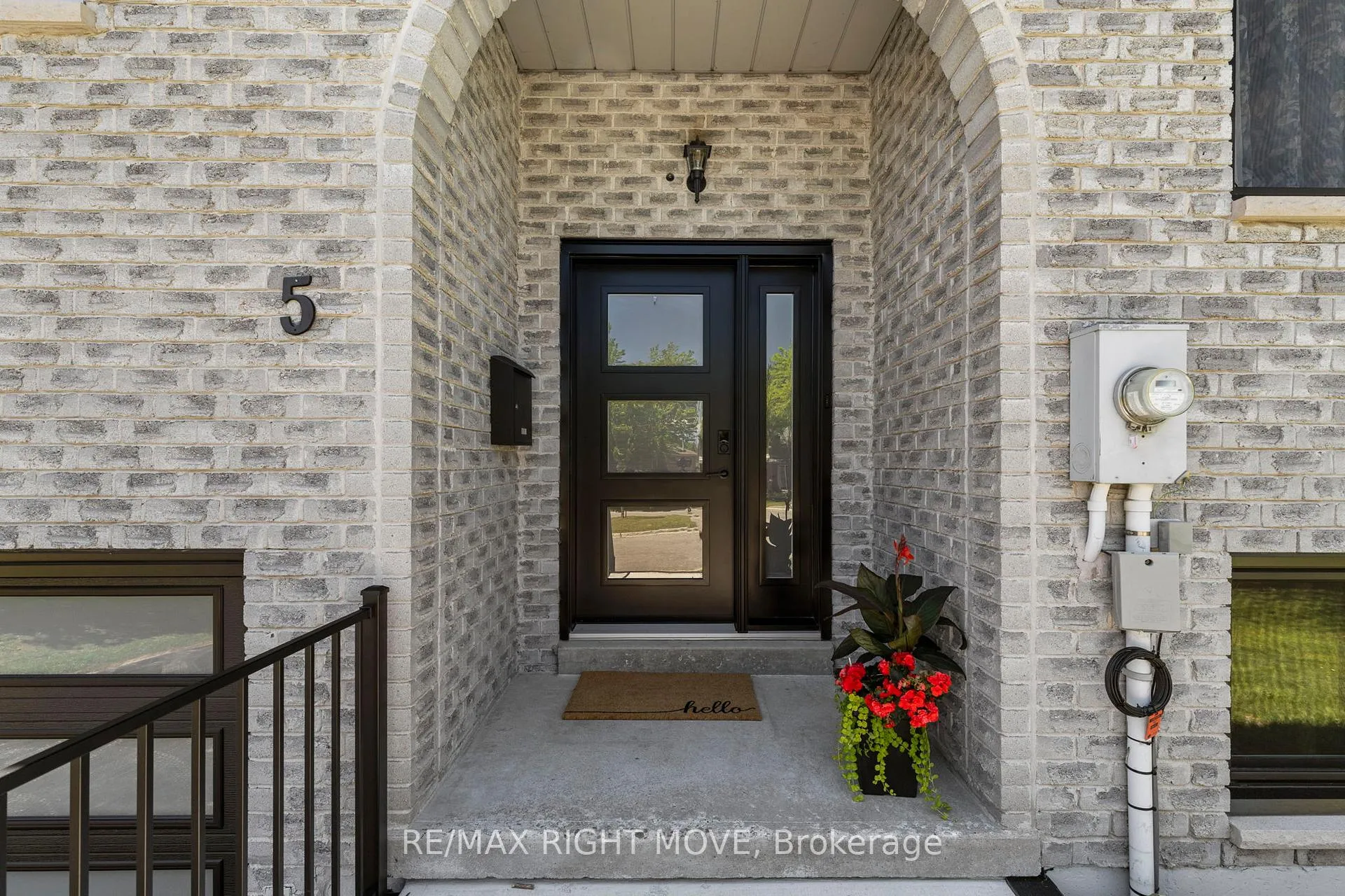Photo 3 of 5 Chestnut Place, Orillia — HOMEH