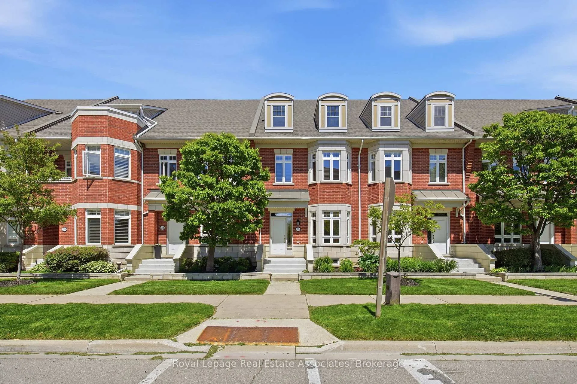 Photo 2 of 32 St Lawrence Drive, Mississauga, Port Credit — HOMEH