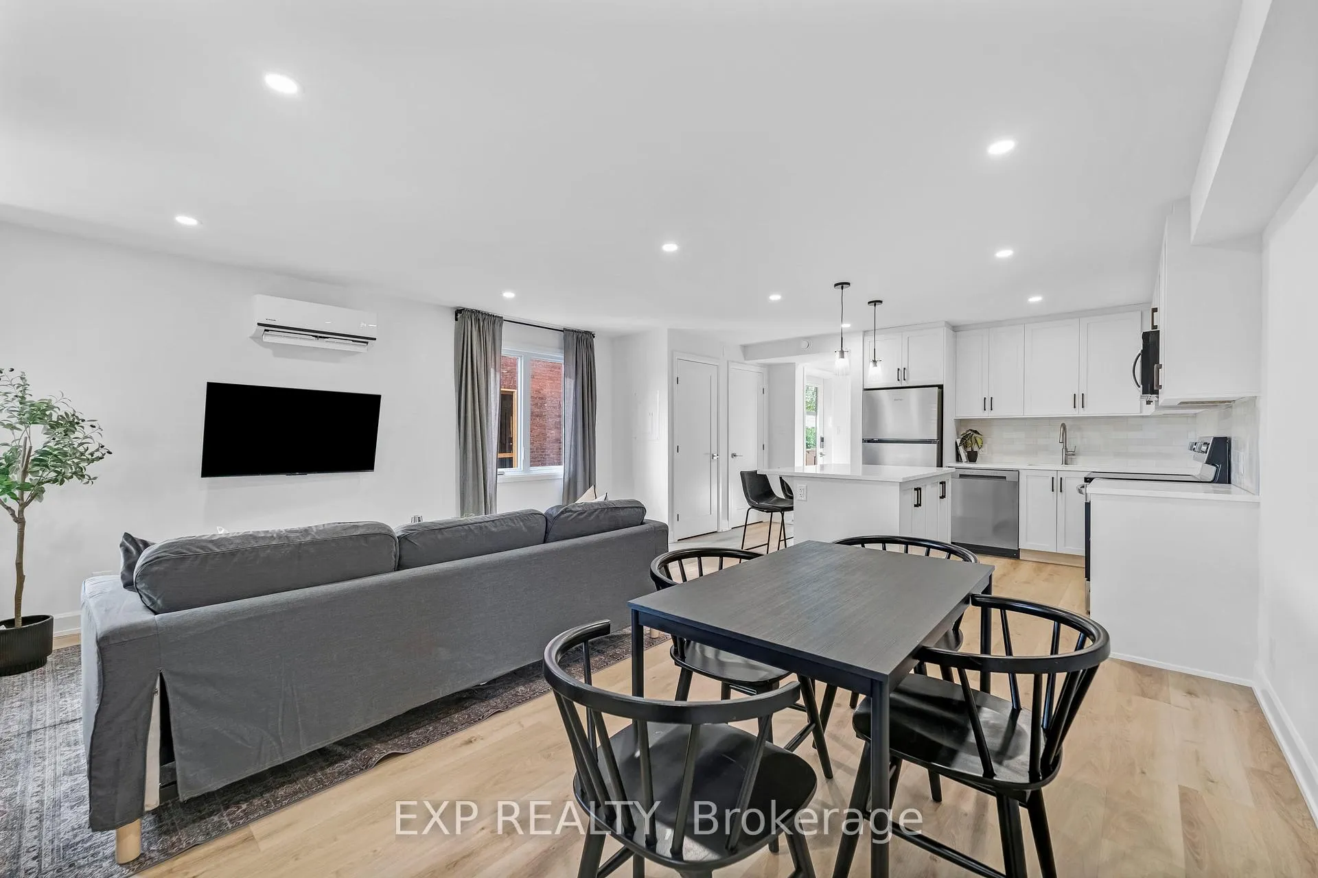 Front of Unit 2, 885 Somerset Street W