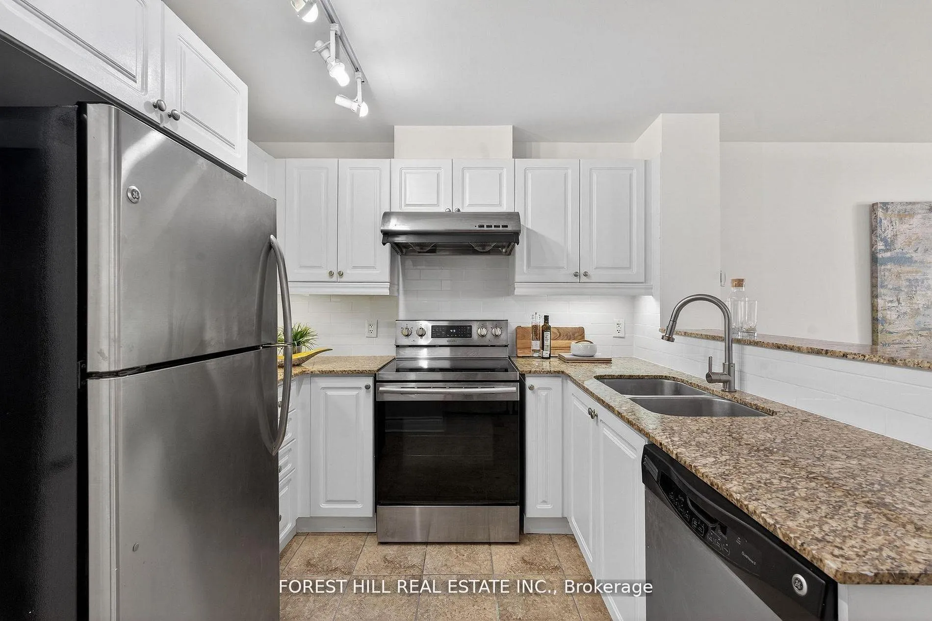 Photo 8 of Unit 17, 8 Brighton Place, Vaughan, Crestwood-Springfarm-Yorkhill — HOMEH