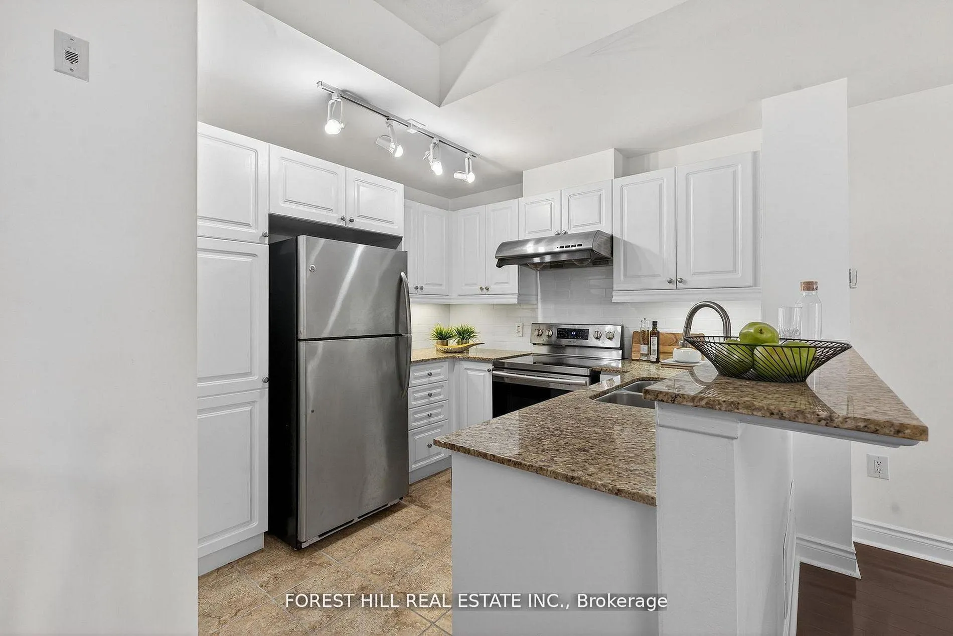 Photo 9 of Unit 17, 8 Brighton Place, Vaughan, Crestwood-Springfarm-Yorkhill — HOMEH