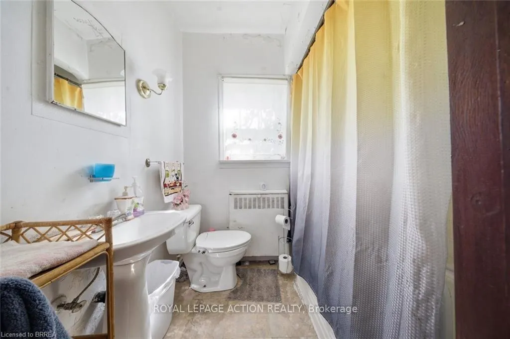 Photo 12 of 26 Alice Street, Brantford — HOMEH