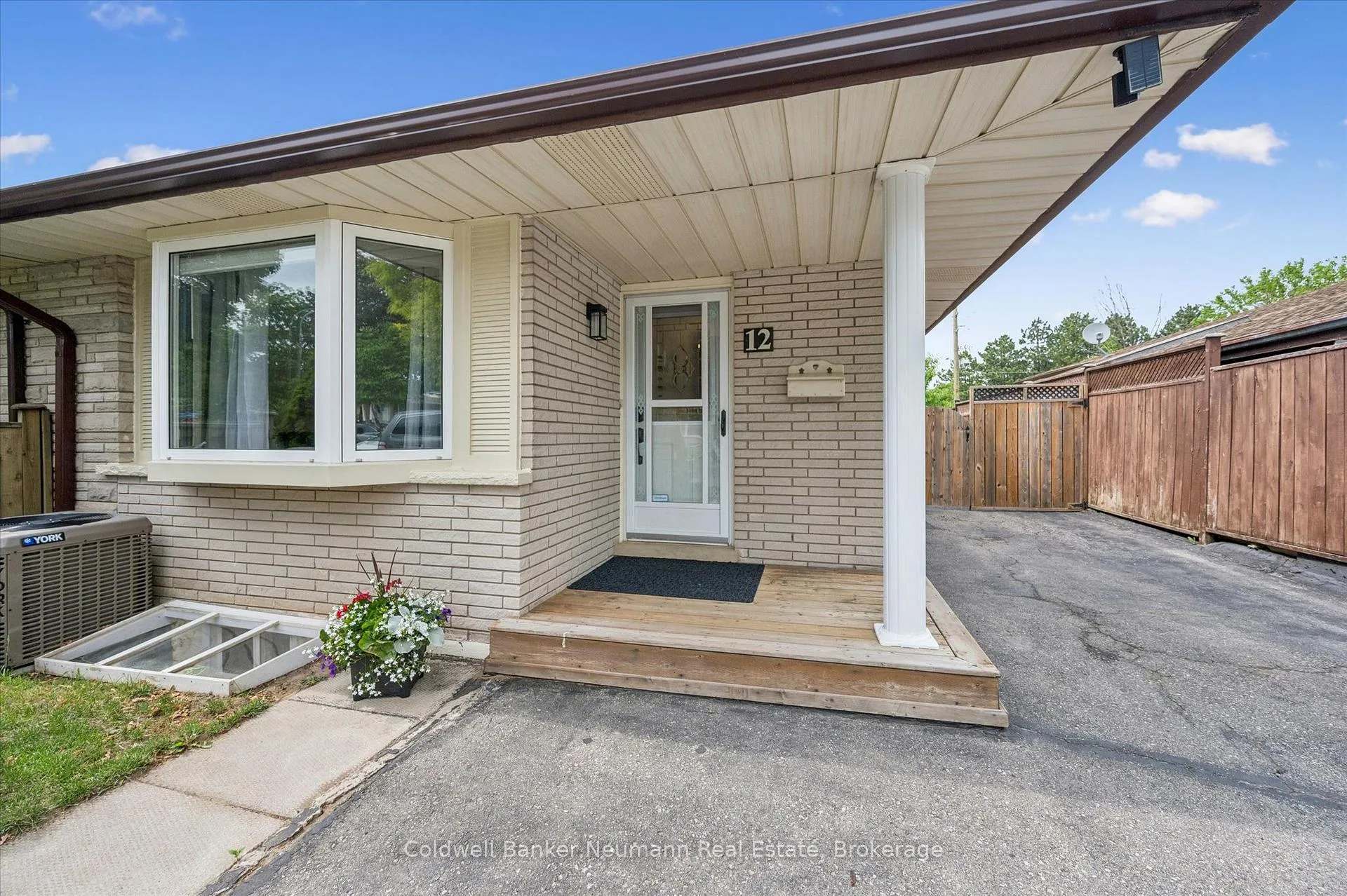 Photo 2 of 12 Shea Crescent, Kitchener, Laurentian Hills — HOMEH