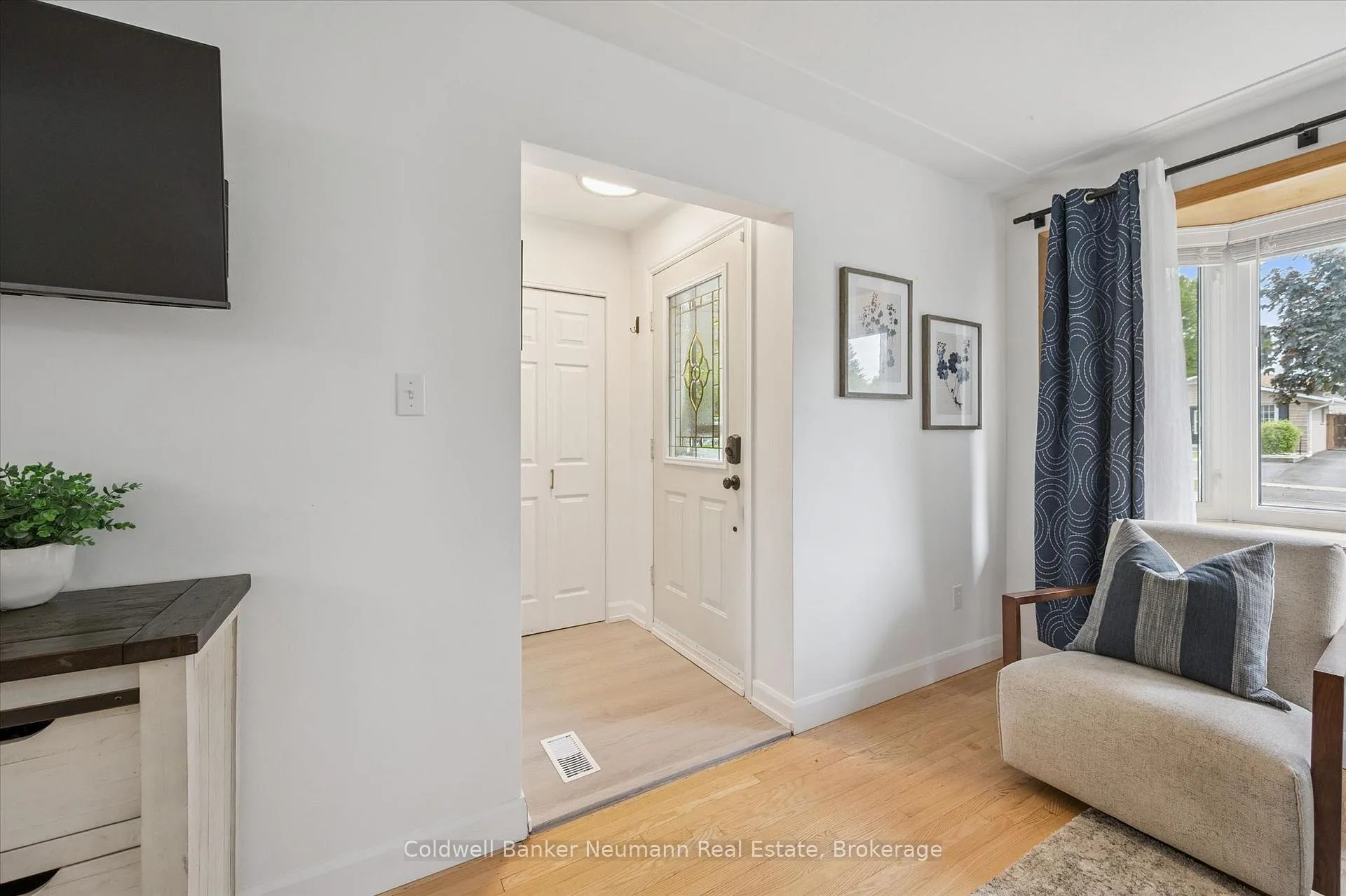 Photo 3 of 12 Shea Crescent, Kitchener, Laurentian Hills — HOMEH