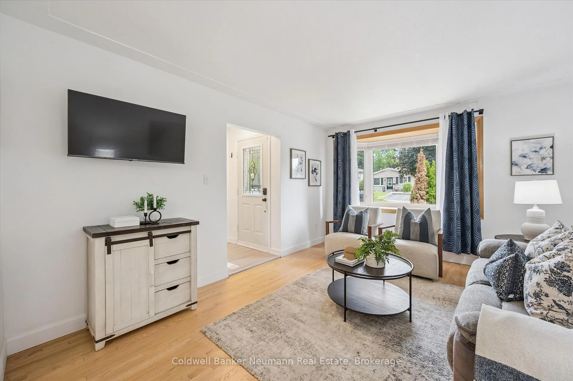Photo 4 of 12 Shea Crescent, Kitchener, Laurentian Hills — HOMEH