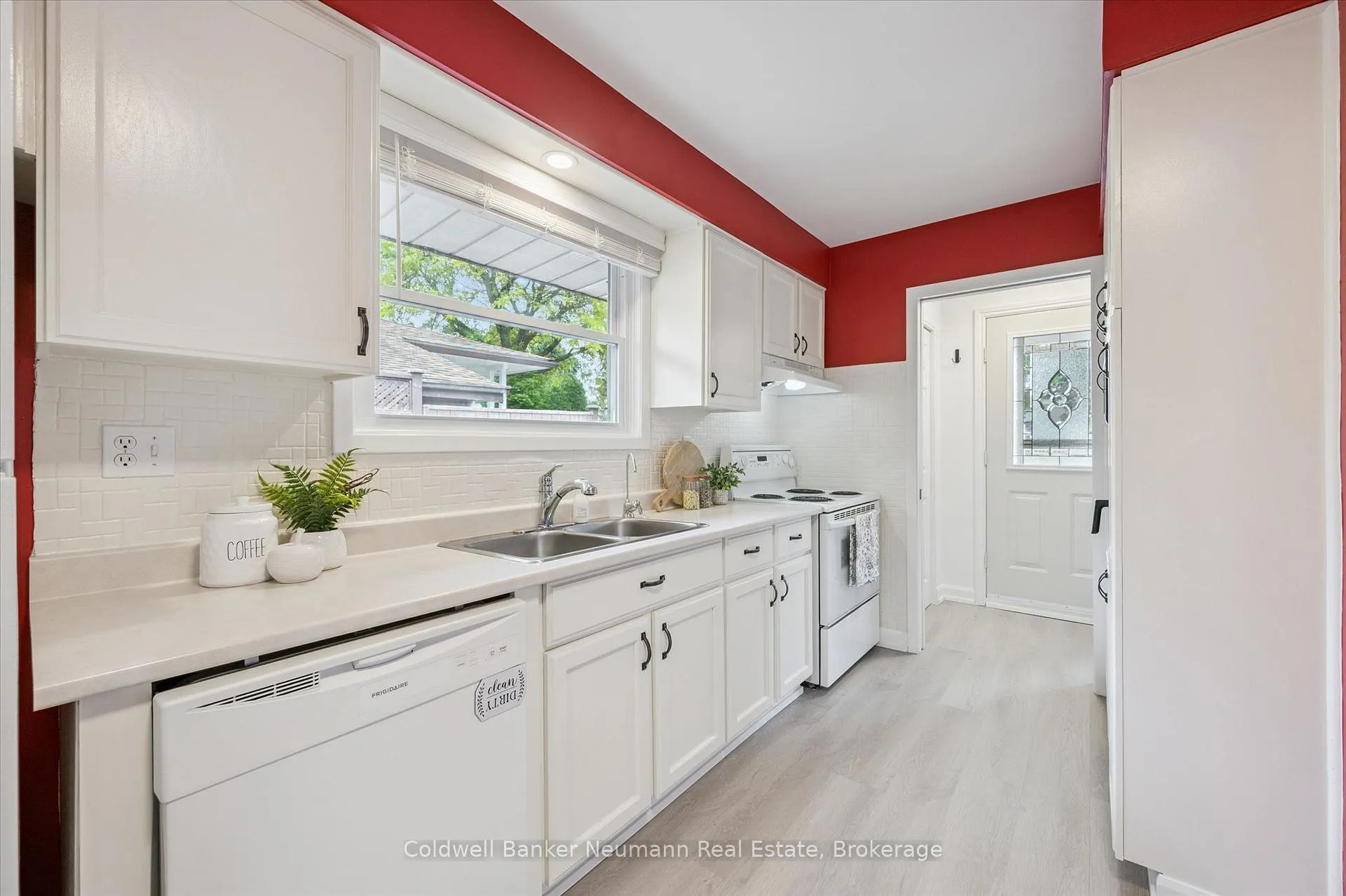 Photo 9 of 12 Shea Crescent, Kitchener, Laurentian Hills — HOMEH