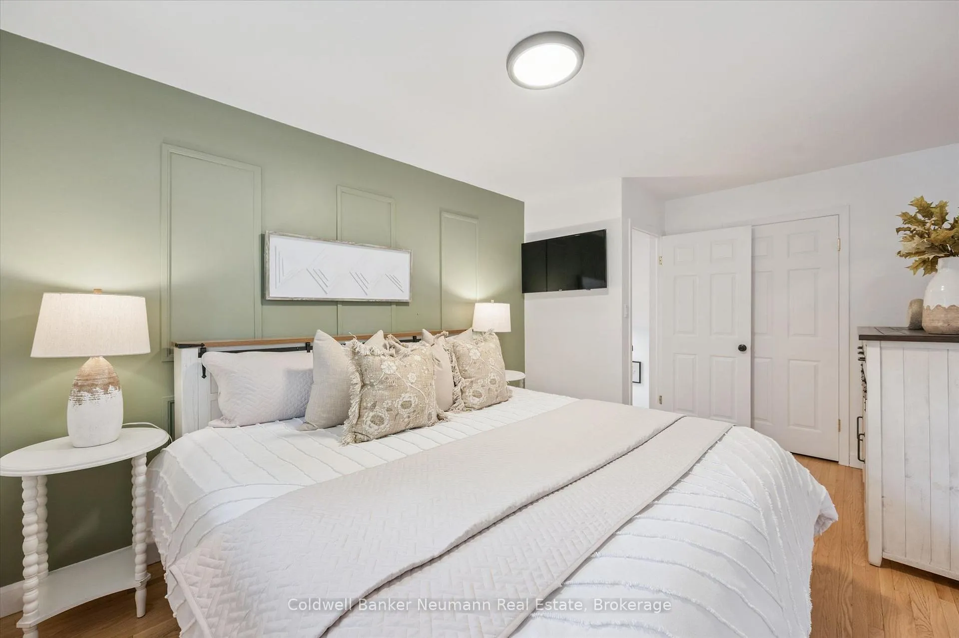 Photo 13 of 12 Shea Crescent, Kitchener, Laurentian Hills — HOMEH