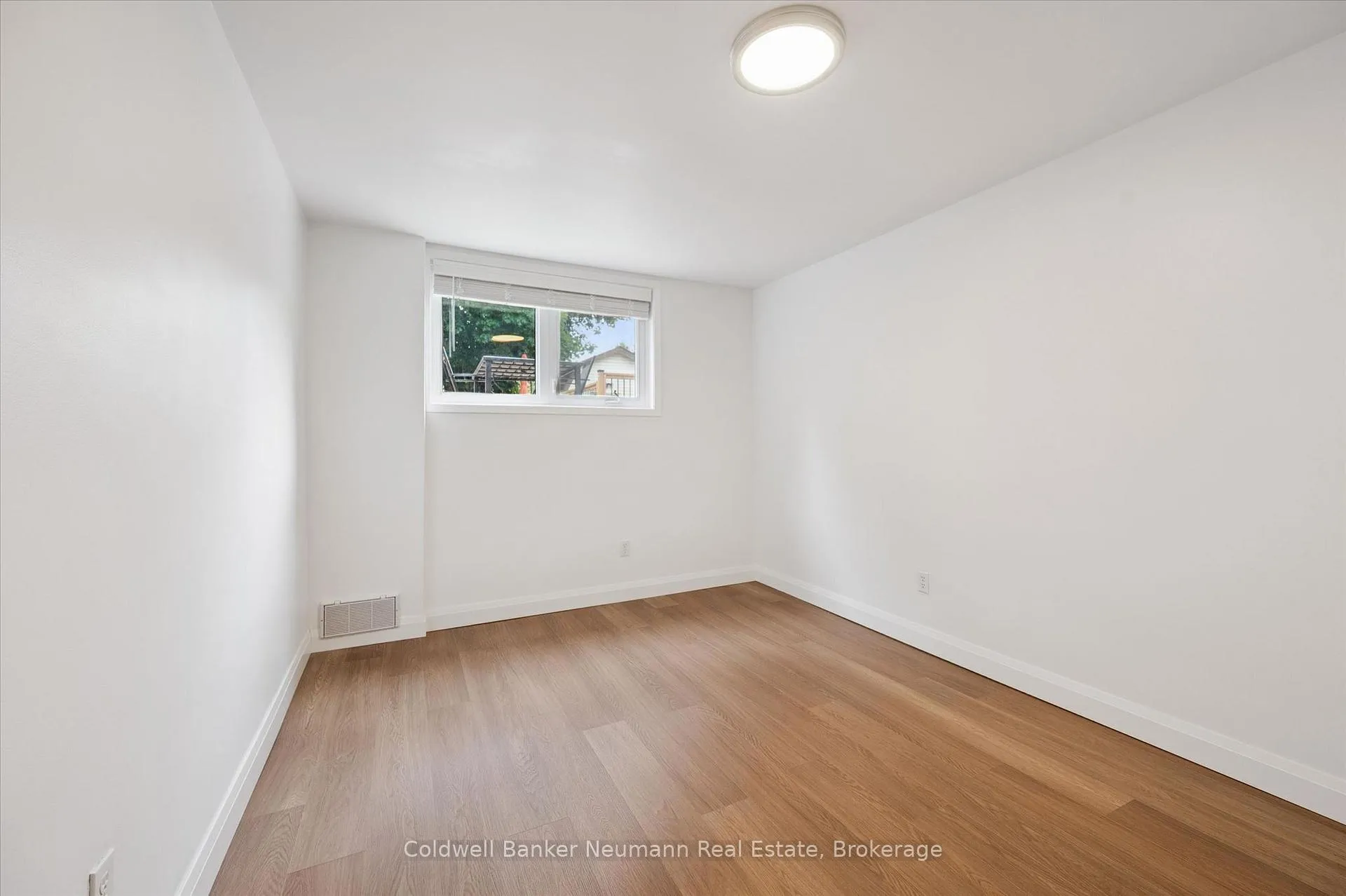 Photo 15 of 12 Shea Crescent, Kitchener, Laurentian Hills — HOMEH