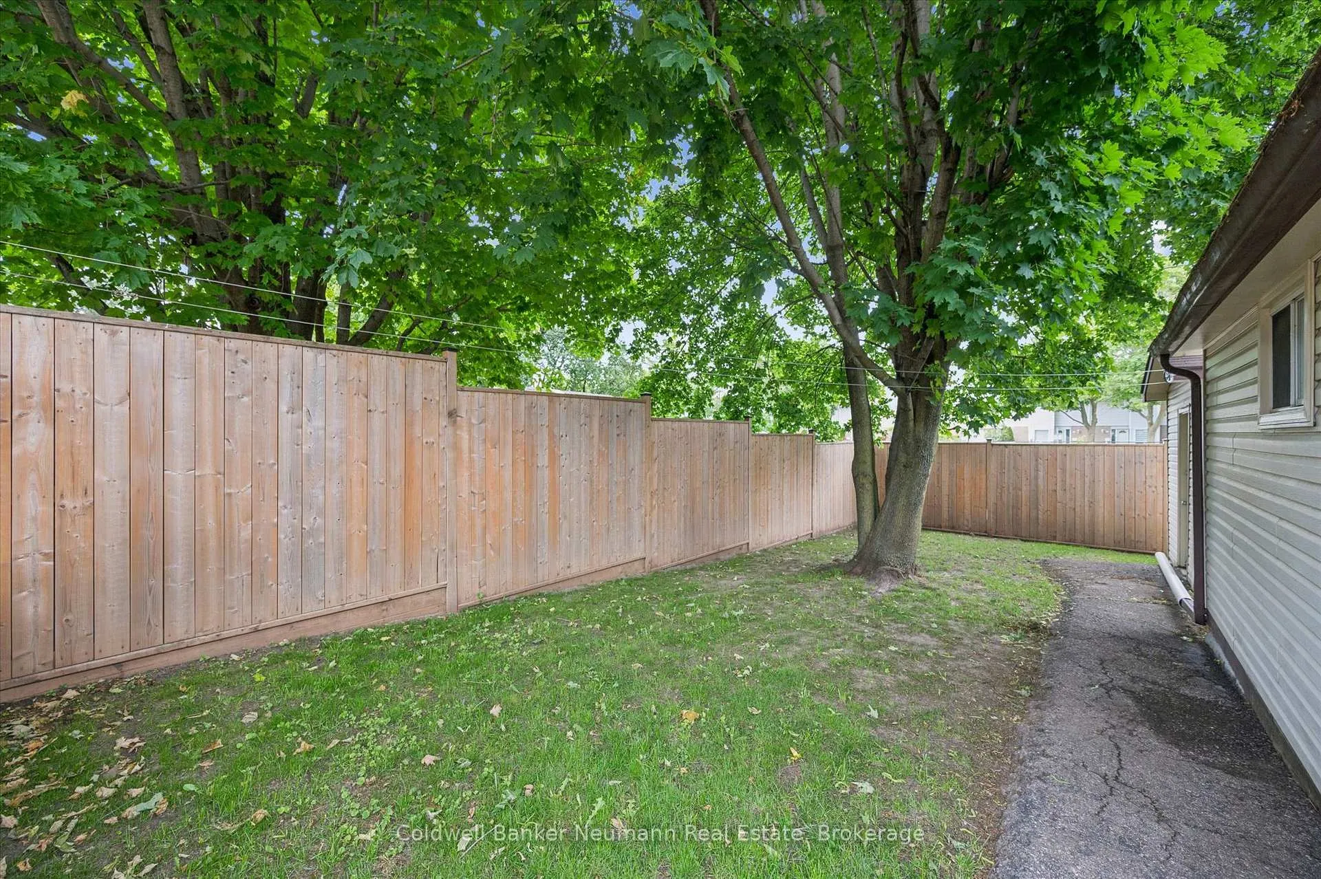 Photo 25 of 12 Shea Crescent, Kitchener, Laurentian Hills — HOMEH