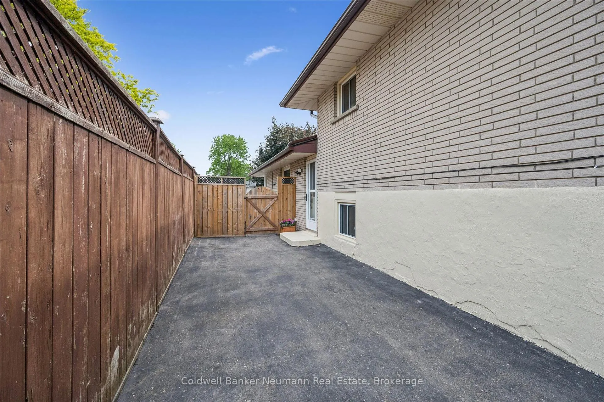Photo 33 of 12 Shea Crescent, Kitchener, Laurentian Hills — HOMEH