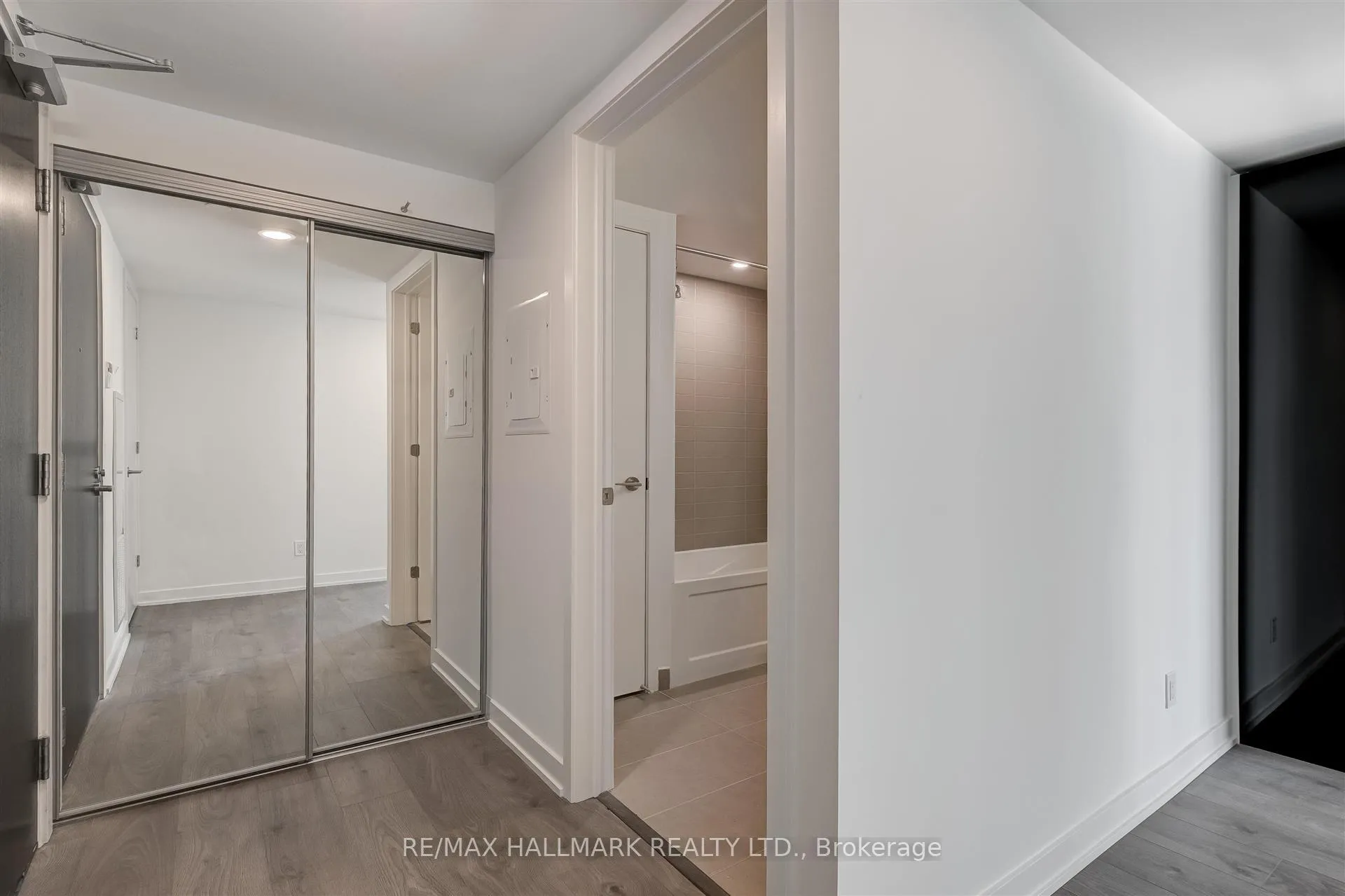 Photo 11 of Unit 5212, 501 Yonge Street, Toronto, Bay Street Corridor — HOMEH