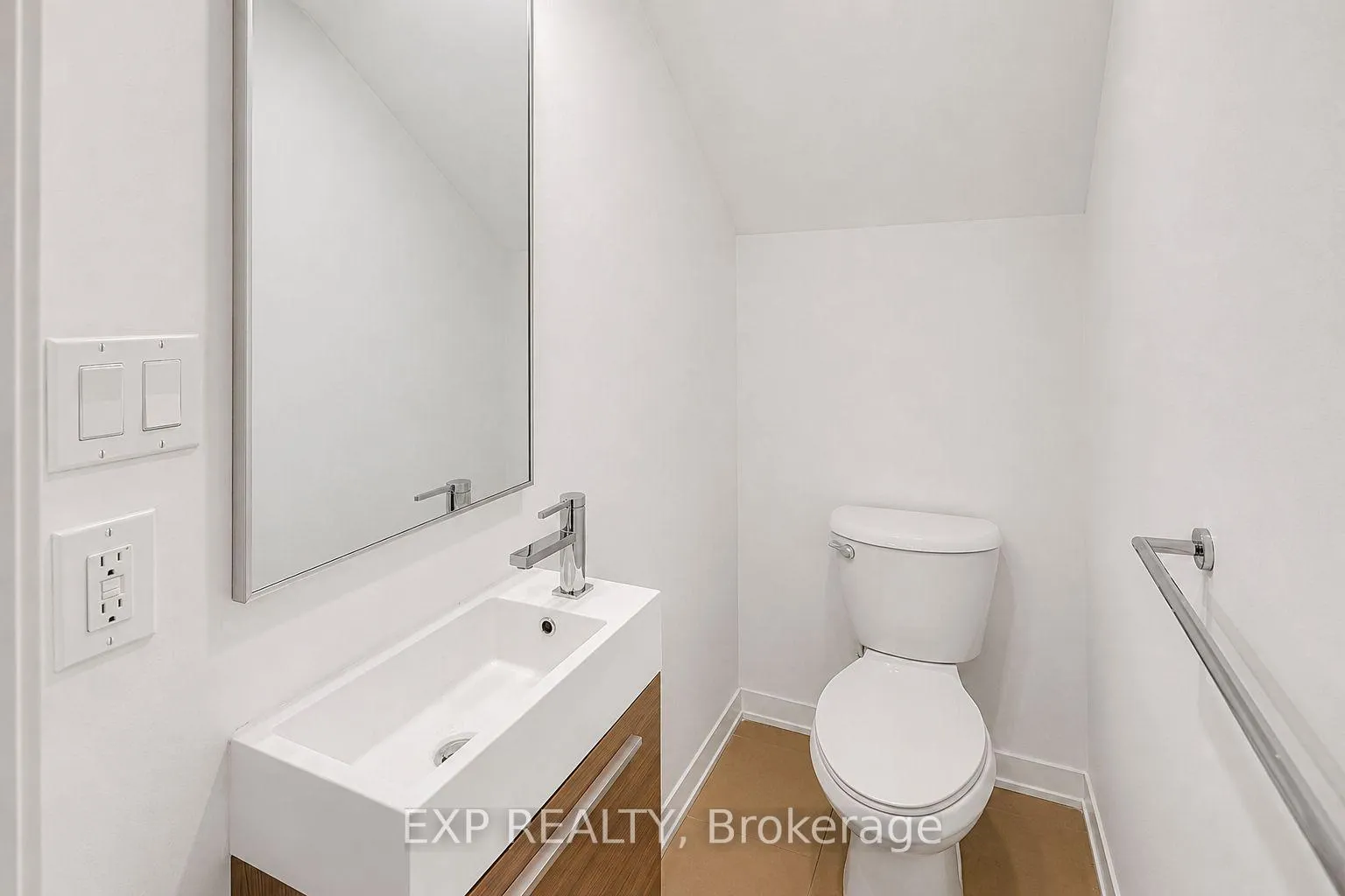 Photo 10 of 28 Turtle Island Road, Toronto, Englemount-Lawrence — HOMEH