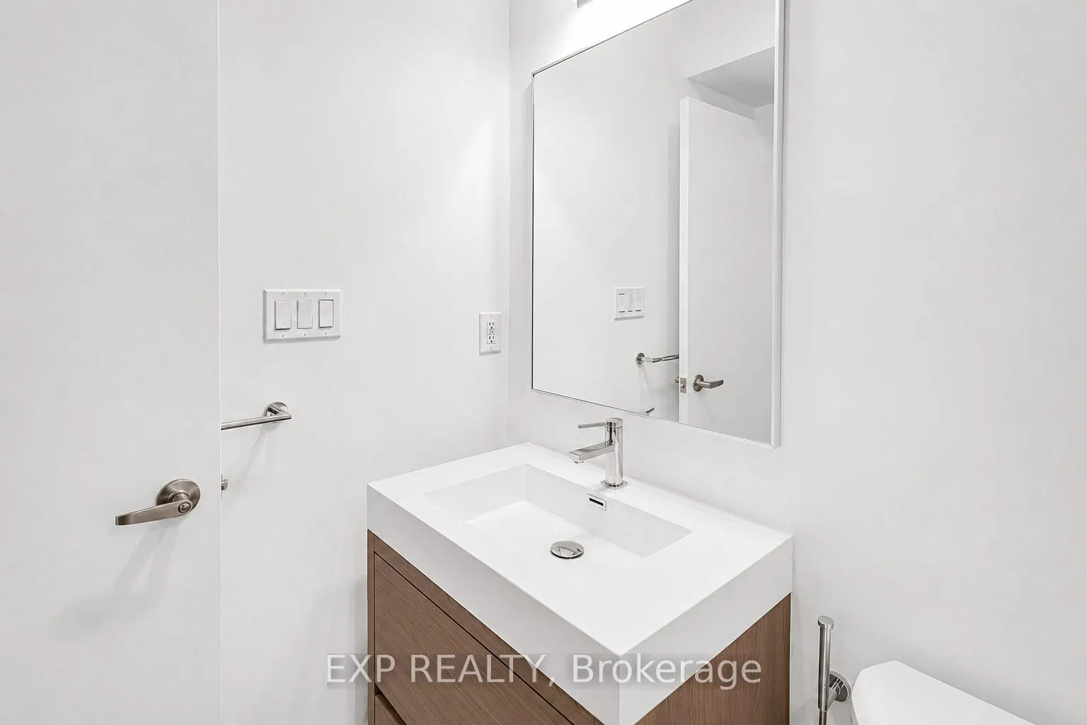 Photo 17 of 28 Turtle Island Road, Toronto, Englemount-Lawrence — HOMEH