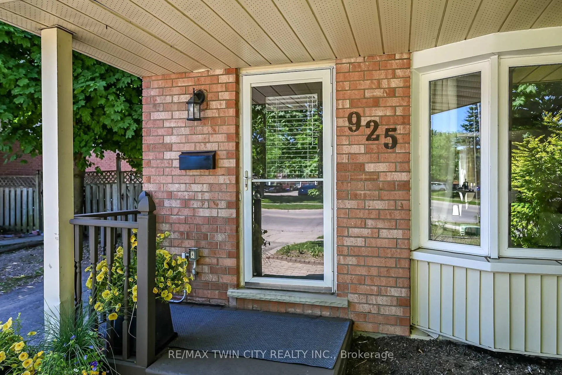 Photo 5 of 925 Elgin Street N, Cambridge — HOMEH