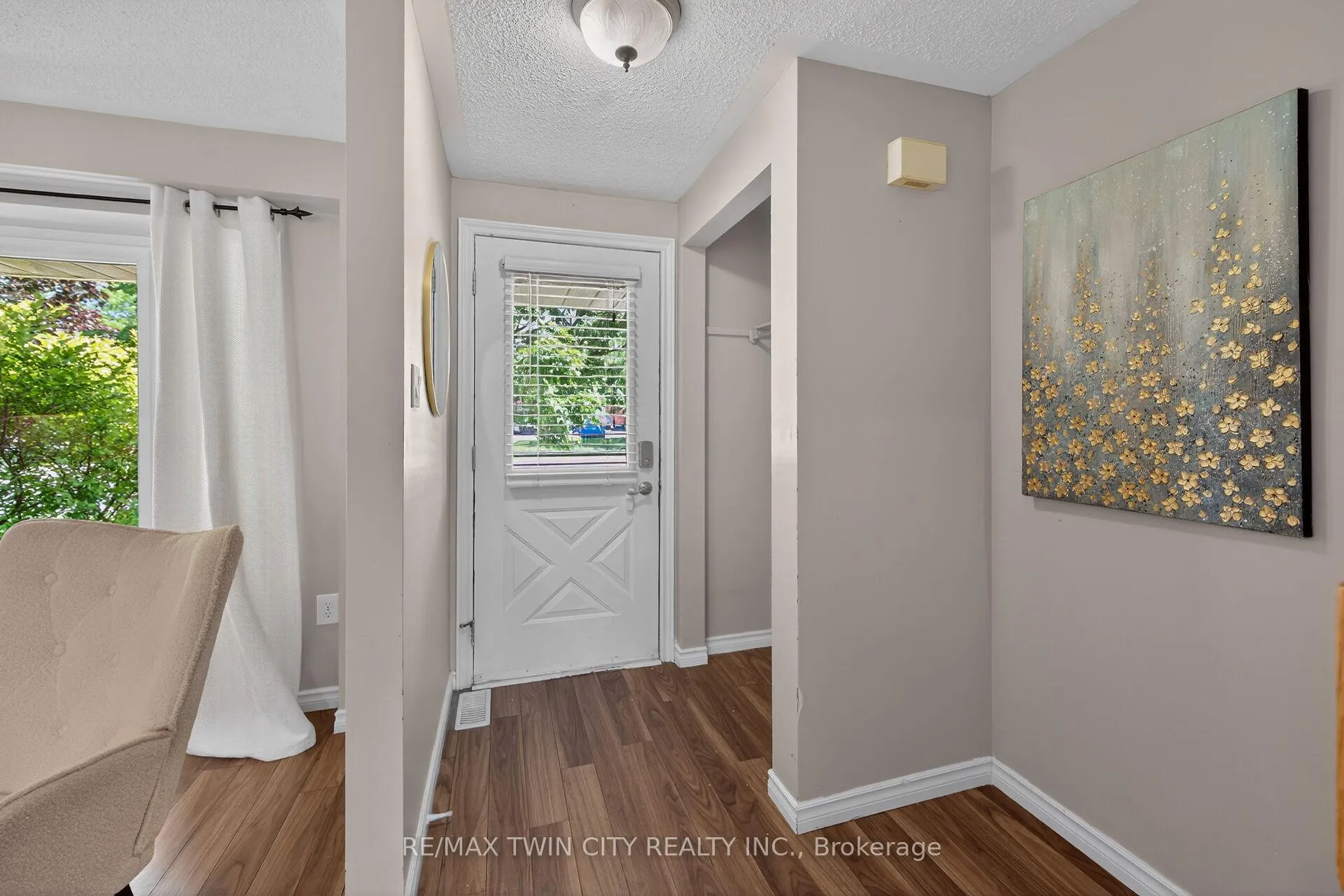 Photo 7 of 925 Elgin Street N, Cambridge — HOMEH