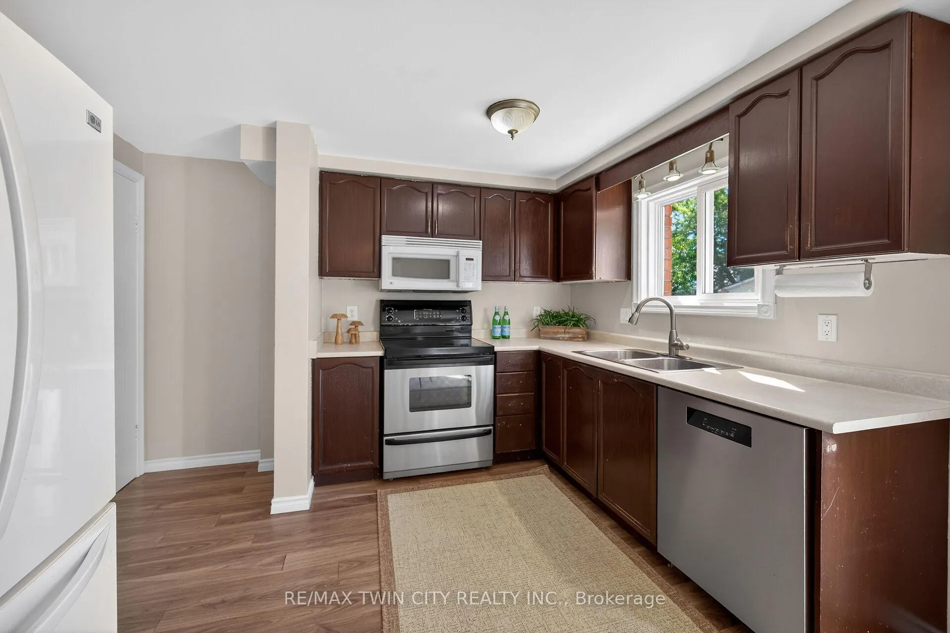 Photo 16 of 925 Elgin Street N, Cambridge — HOMEH