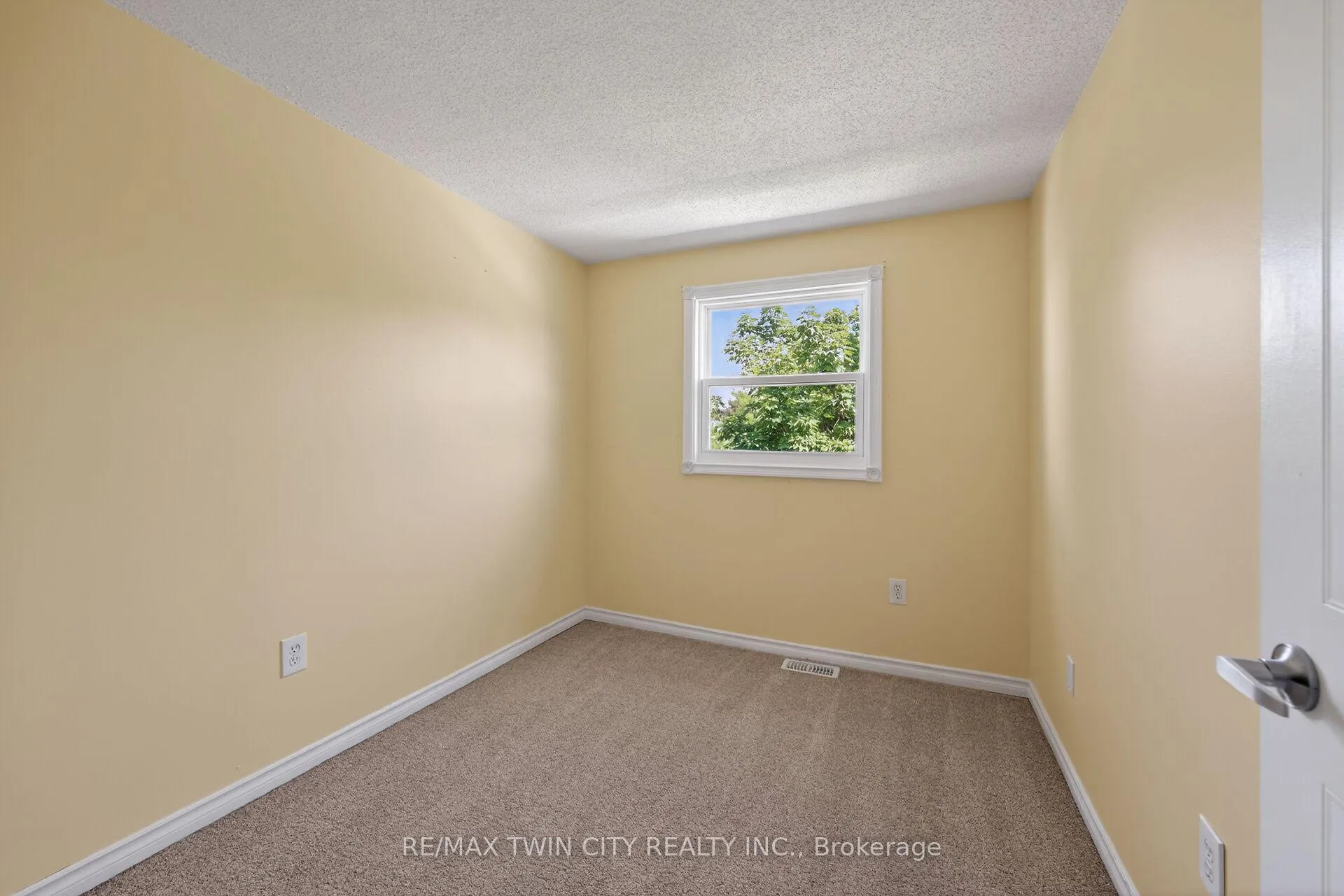 Photo 25 of 925 Elgin Street N, Cambridge — HOMEH