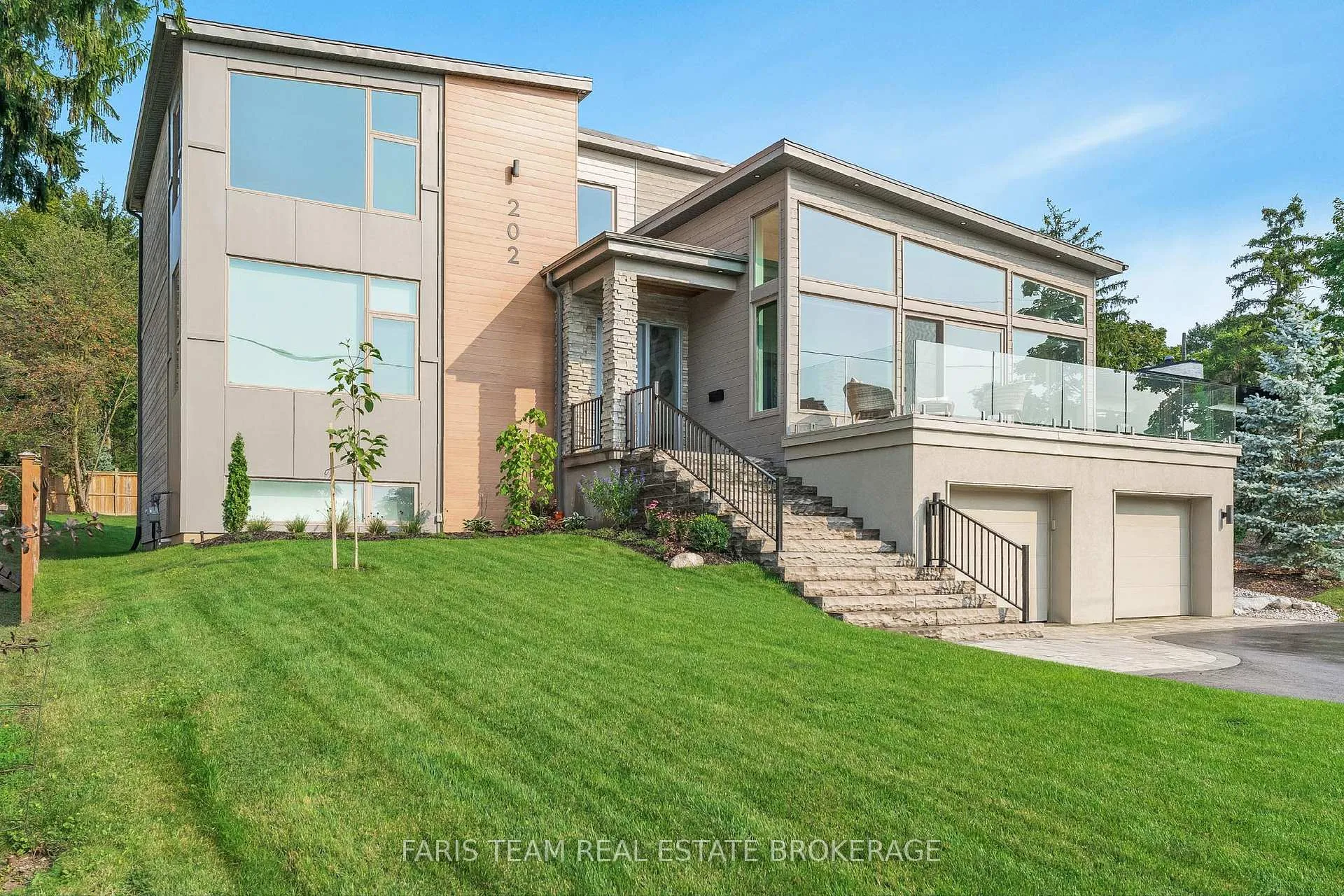 Photo 4 of 202 Kempenfelt Drive, Barrie, North Shore — HOMEH