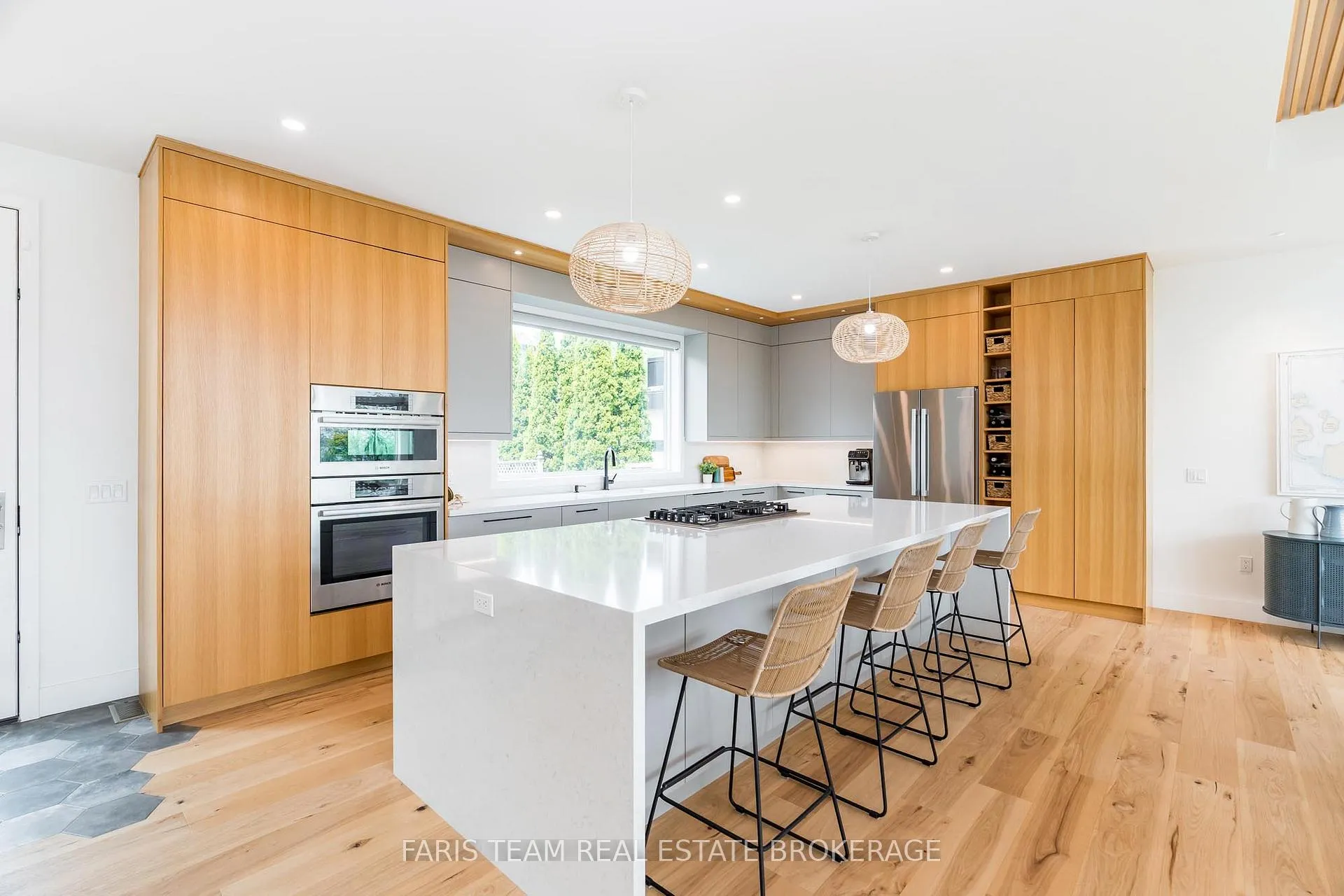 Photo 5 of 202 Kempenfelt Drive, Barrie, North Shore — HOMEH