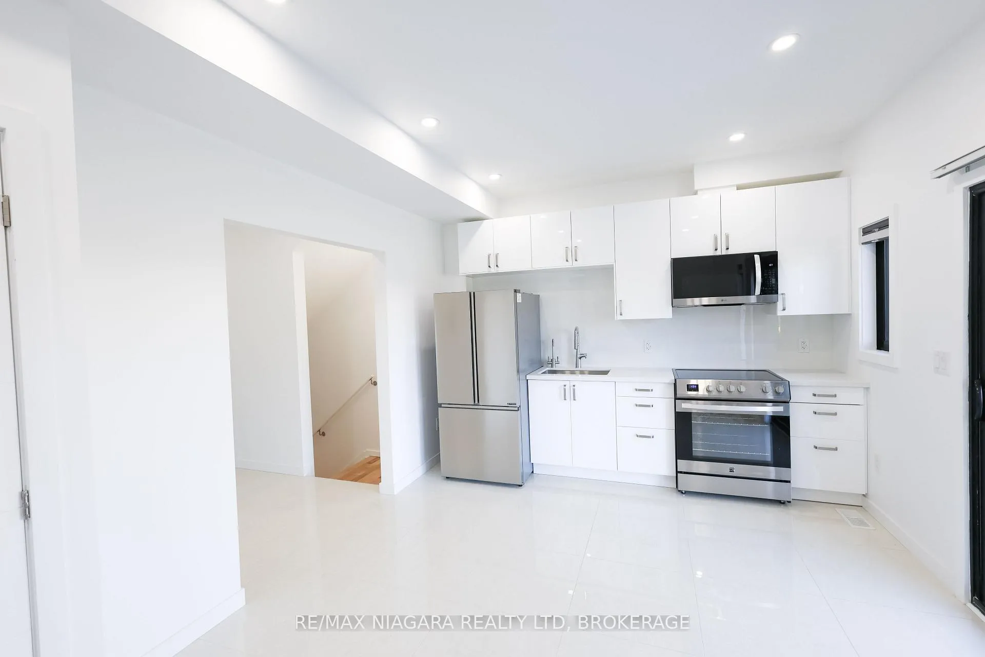 Photo 4 of Unit Unit B, 68 First Street, Welland, Lincoln/Crowland — HOMEH