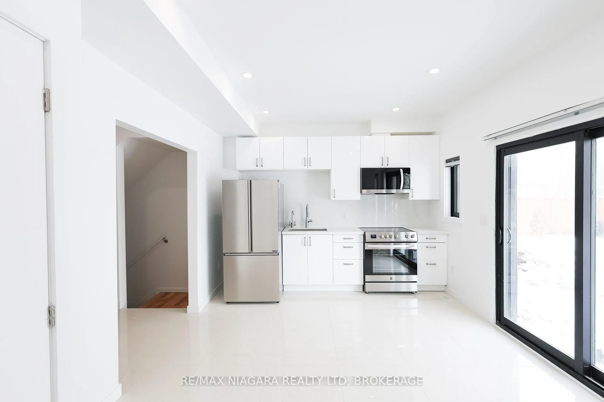 Photo 5 of Unit Unit B, 68 First Street, Welland, Lincoln/Crowland — HOMEH