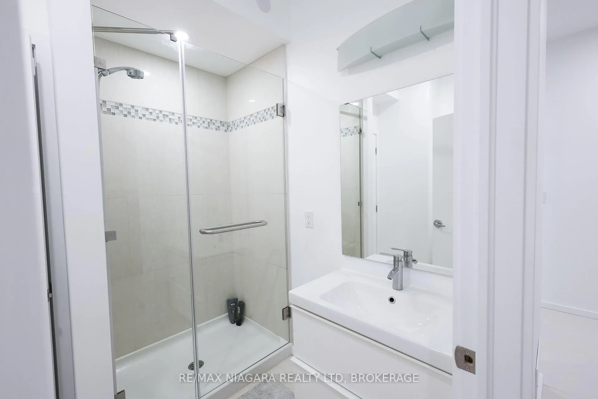 Photo 6 of Unit Unit B, 68 First Street, Welland, Lincoln/Crowland — HOMEH