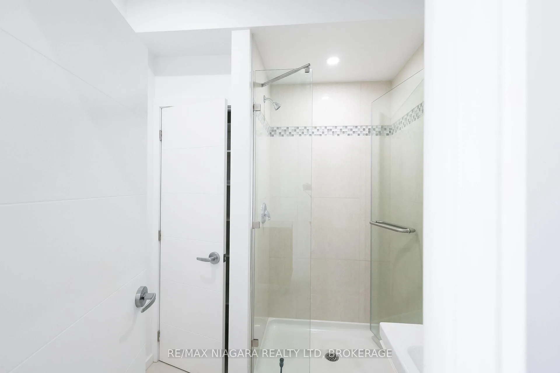 Photo 7 of Unit Unit B, 68 First Street, Welland, Lincoln/Crowland — HOMEH