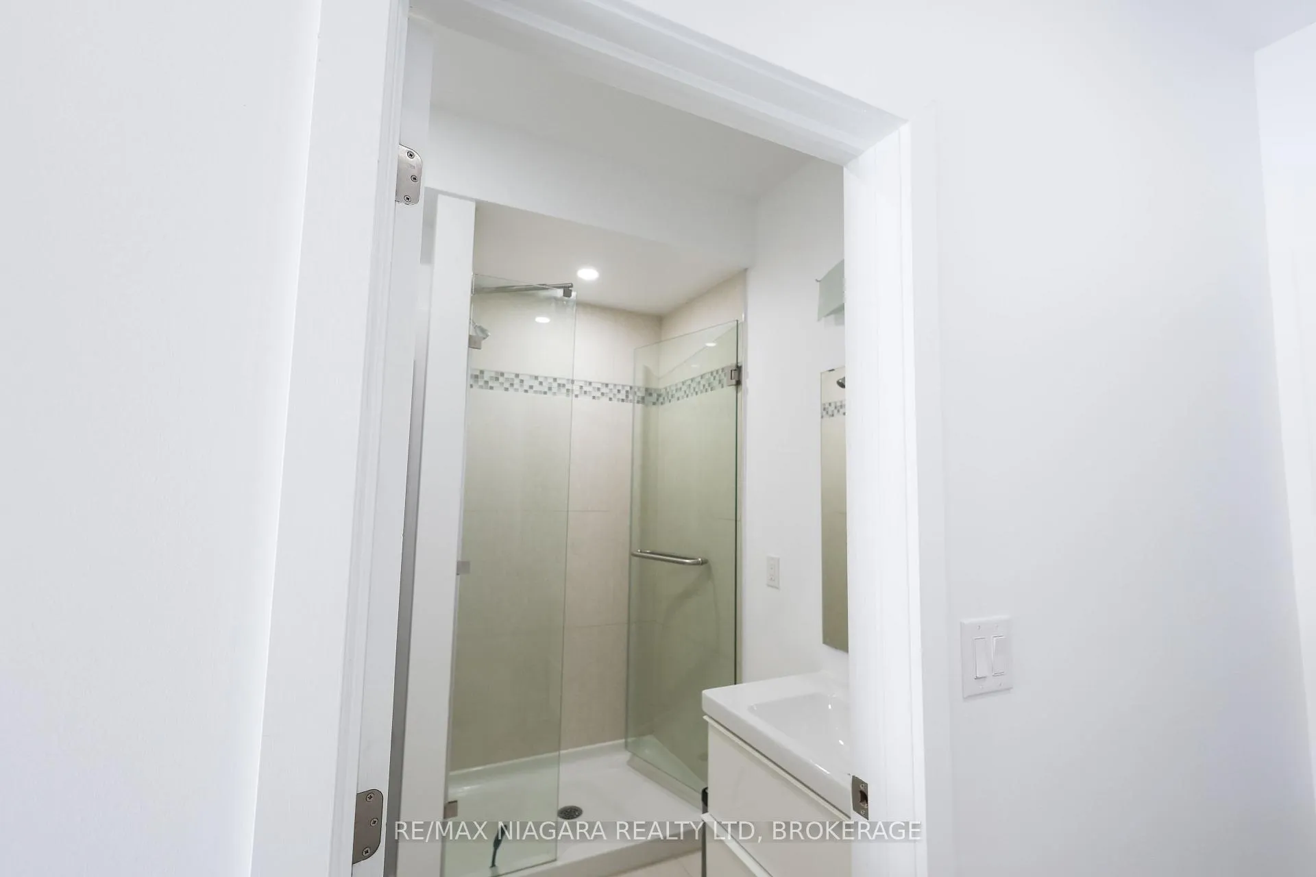 Photo 8 of Unit Unit B, 68 First Street, Welland, Lincoln/Crowland — HOMEH